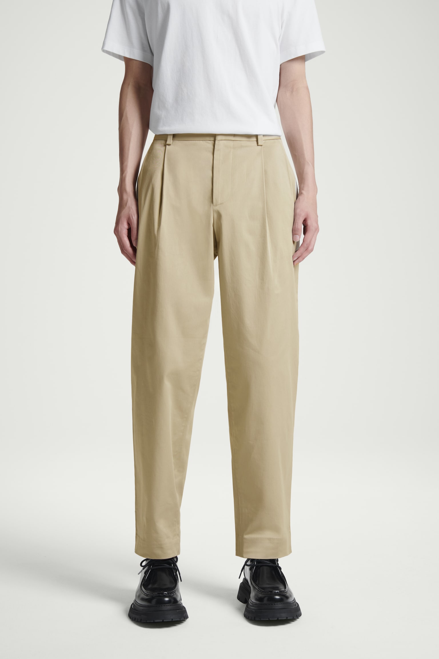 RELAXED PLEATED COTTON TAPERED TROUSERS - BEIGE/BLACK/NAVY - 6