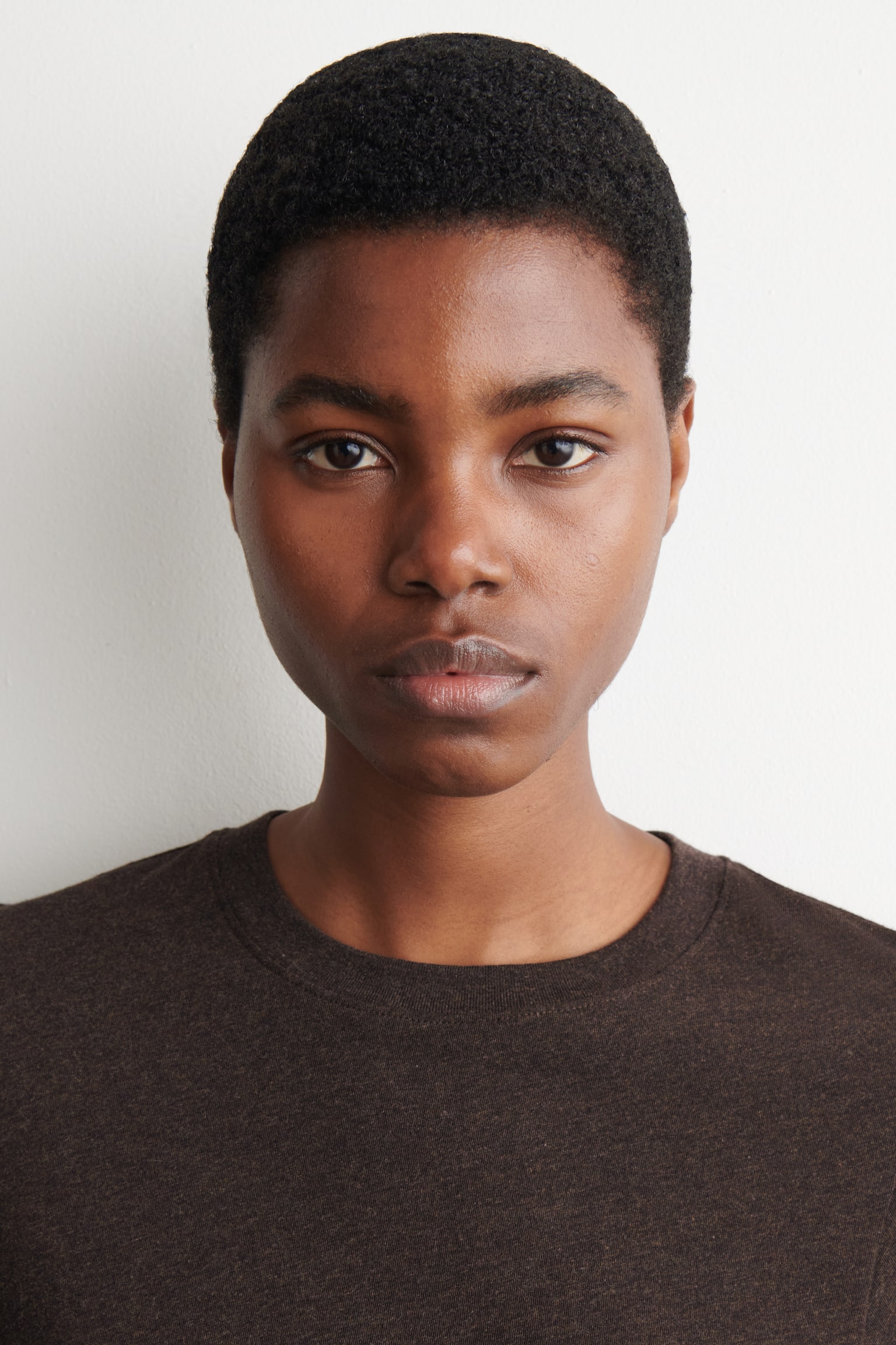 T-SHIRT AUS BAUMWOLLE - DUNKELBRAUN/CREME/WEISS/ROT/GESTREIFT - 6