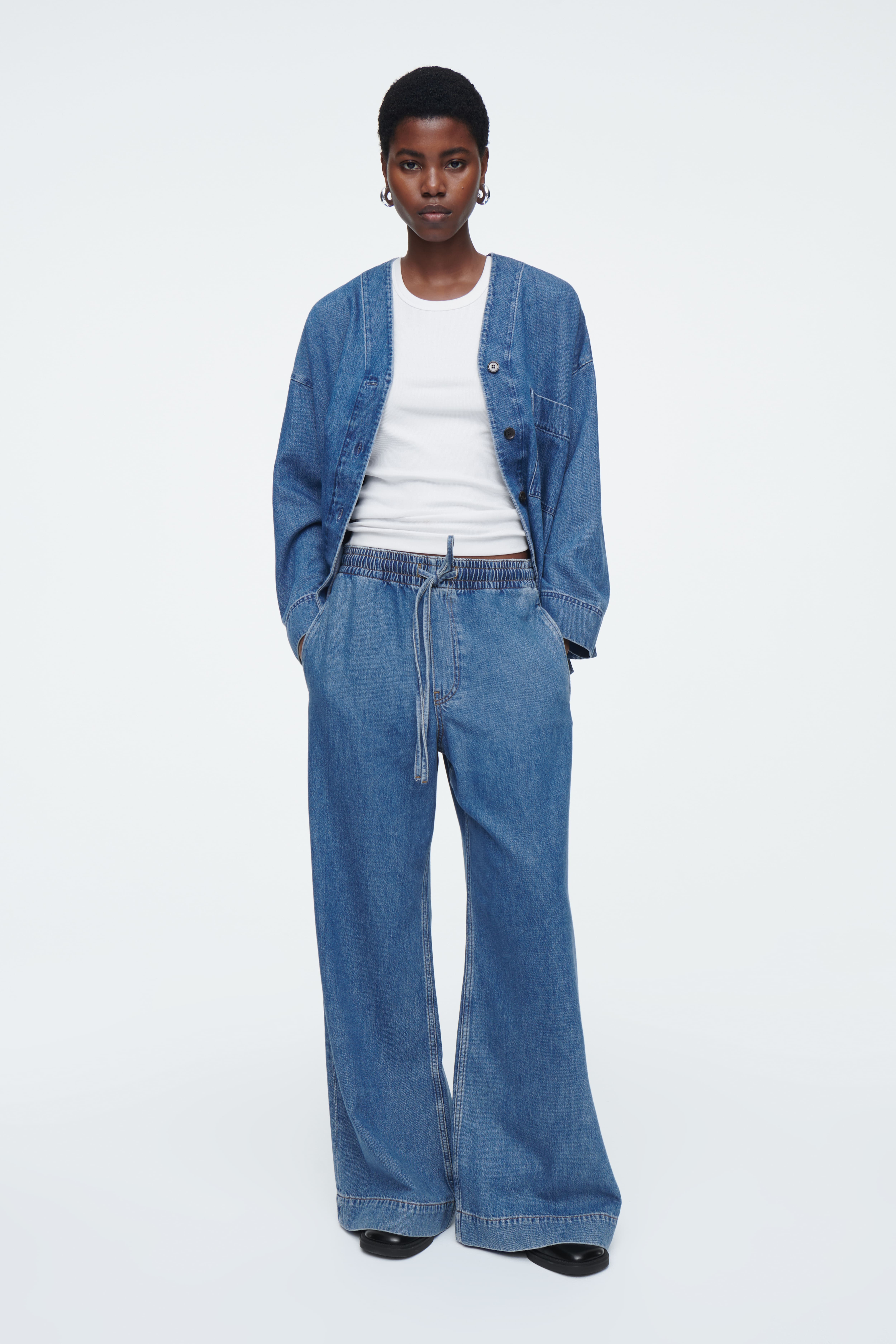 HM FLIESSENDE HOSE AUS DENIM MIT WEITEM BEIN