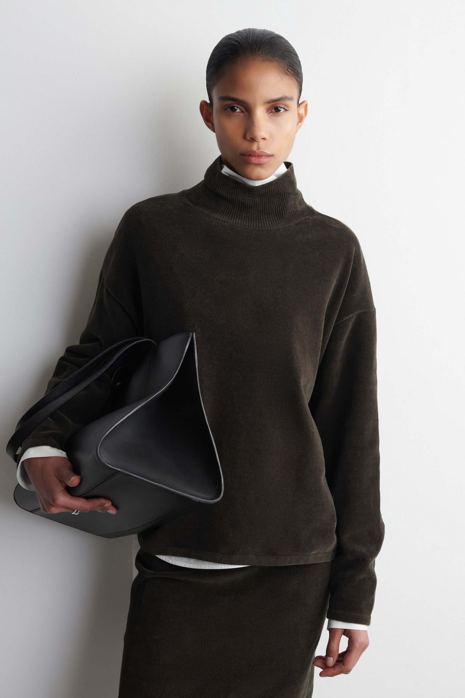 CHENILLE FUNNEL-NECK JUMPER - HNĚDÁ/CAMEL - 1