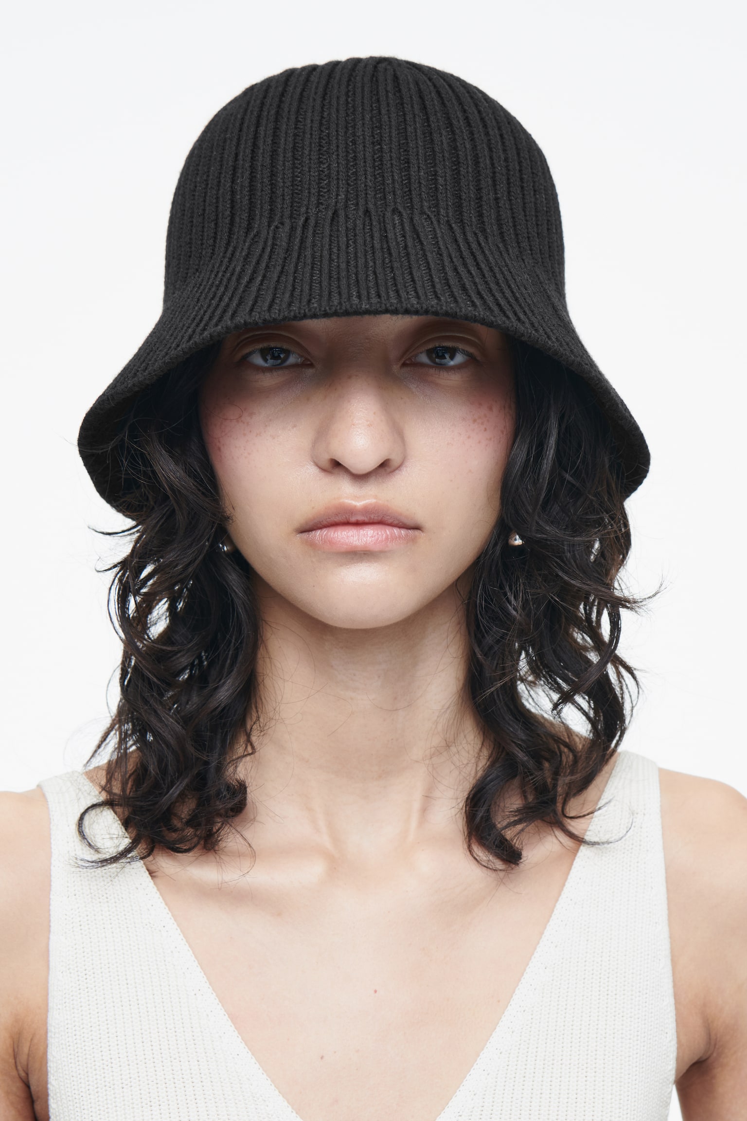 RIBBED-KNIT BUCKET HAT - BLACK/BEIGE - 3