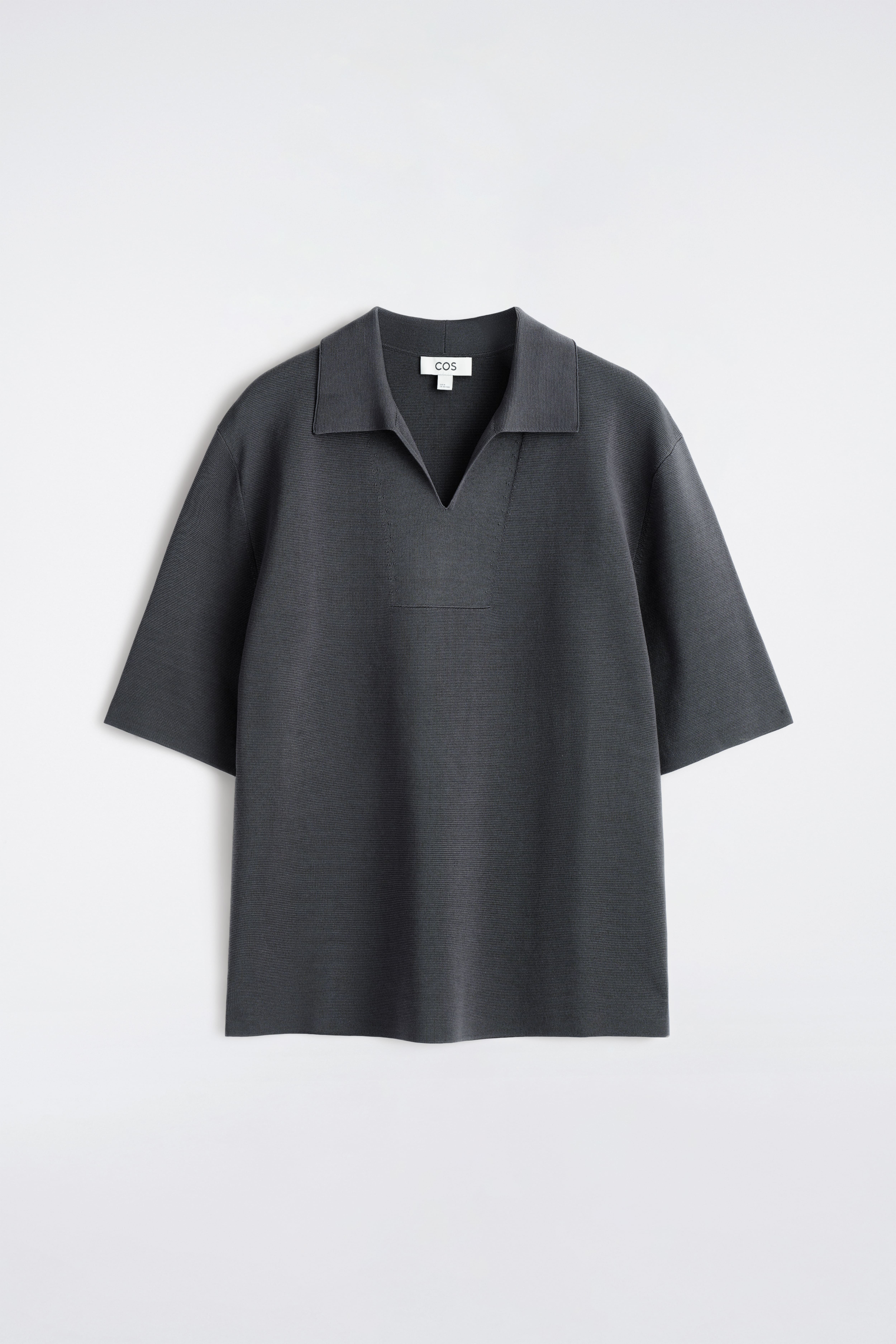 PIKÉTRÖJA I MILANOSTICKAD BOMULL - MÖRKGRÅ