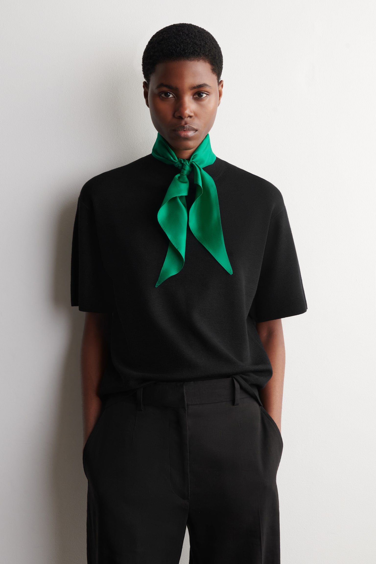 T-SHIRT AUS MERINOWOLLE MIT SCHALDETAIL - BLACK / GREEN/ELFENBEIN/SCHOKOLADENBRAUN - 1