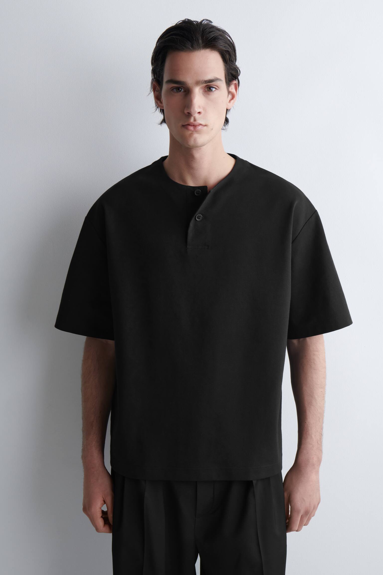 OVERSIZED HENLEY T-SHIRT I BOMULDSJERSEY - SORT/HVID - 1