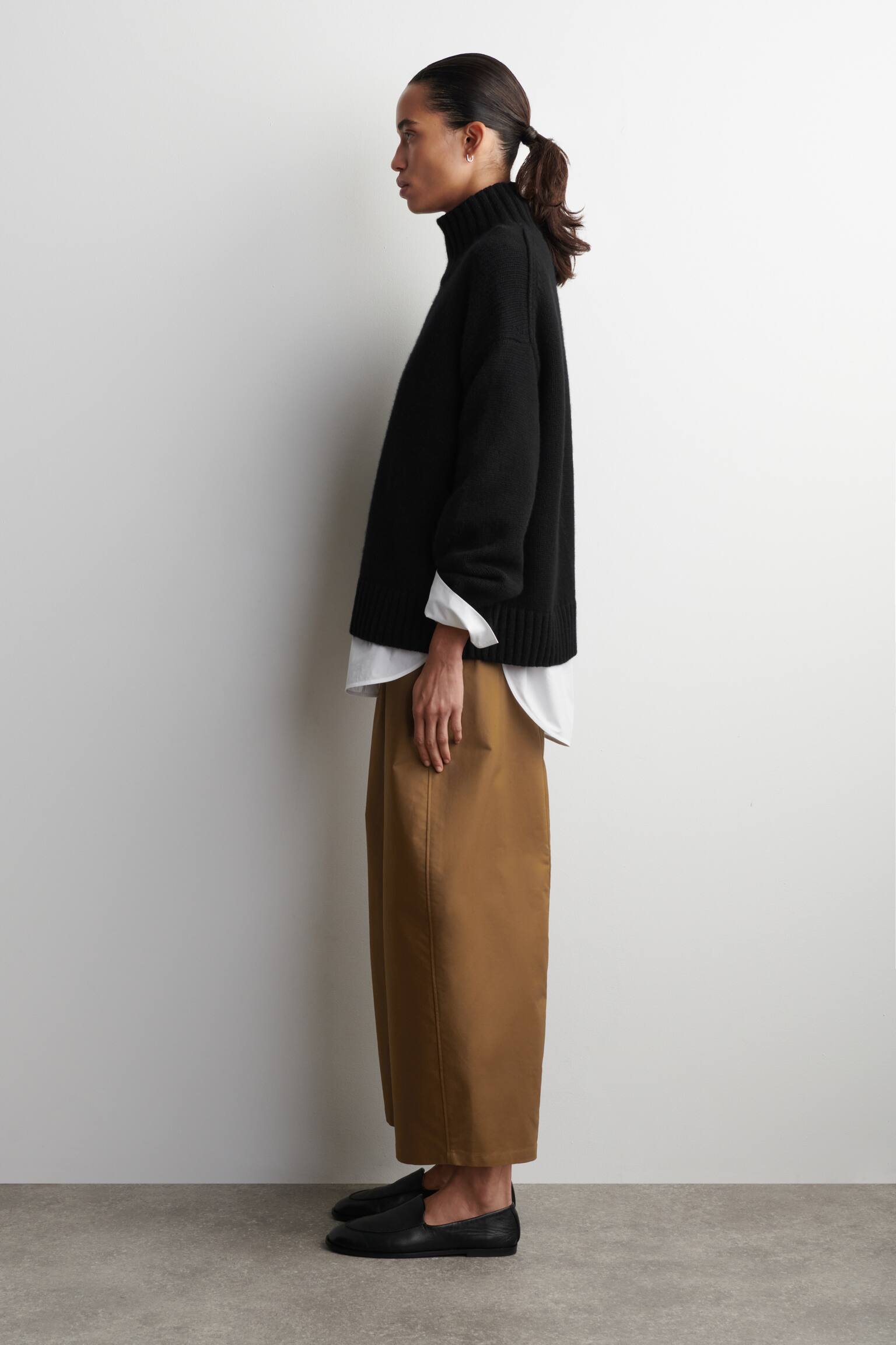 VERKÜRZTE BAUMWOLLHOSE MIT BARREL-BEIN - BRAUN/BEIGE/WEISS - 4