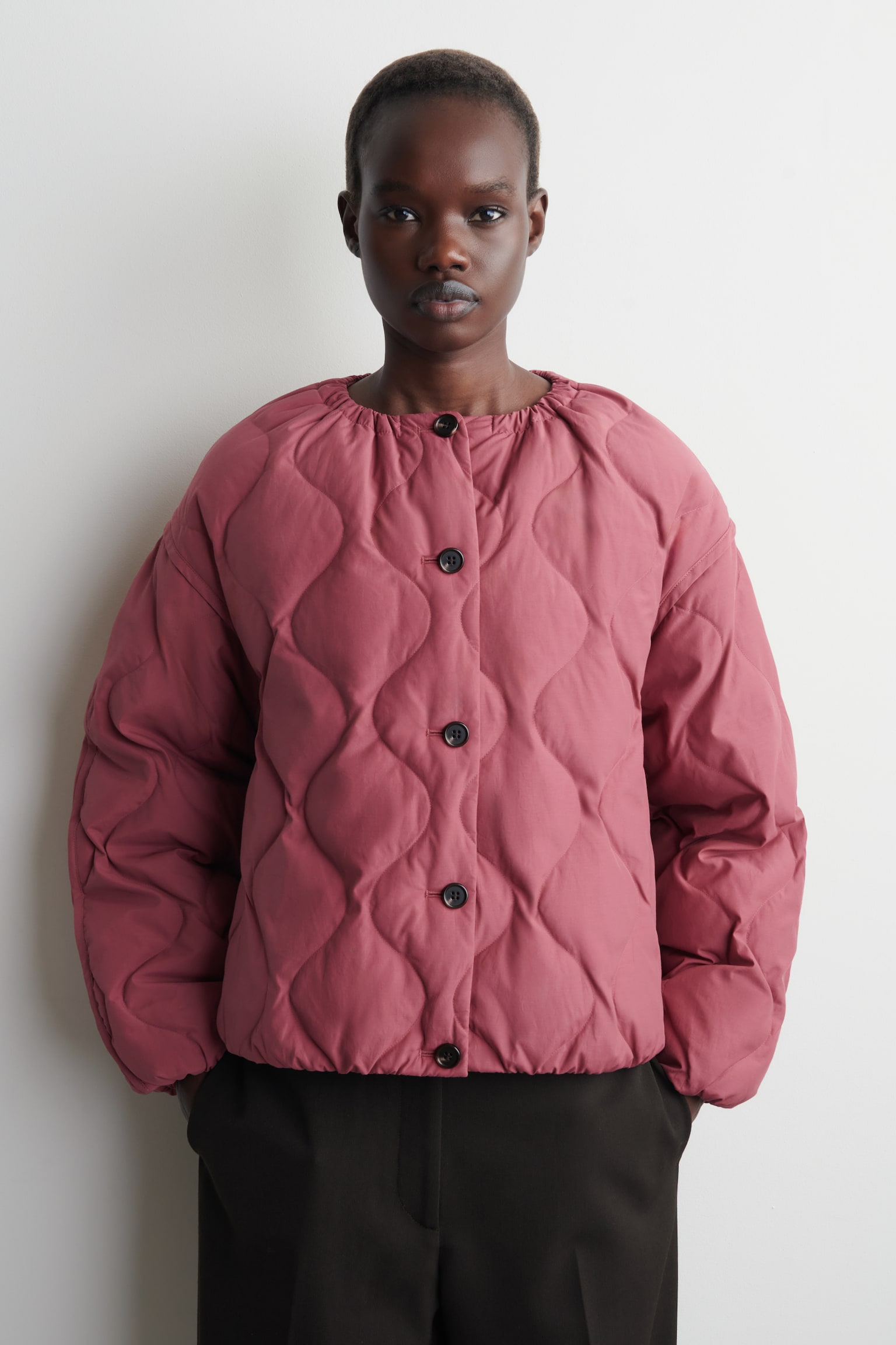 GESTEPPTE DAUNENJACKE MIT RAFFUNGEN - DUNKELROT/NAVYBLAU/ECRU - 4