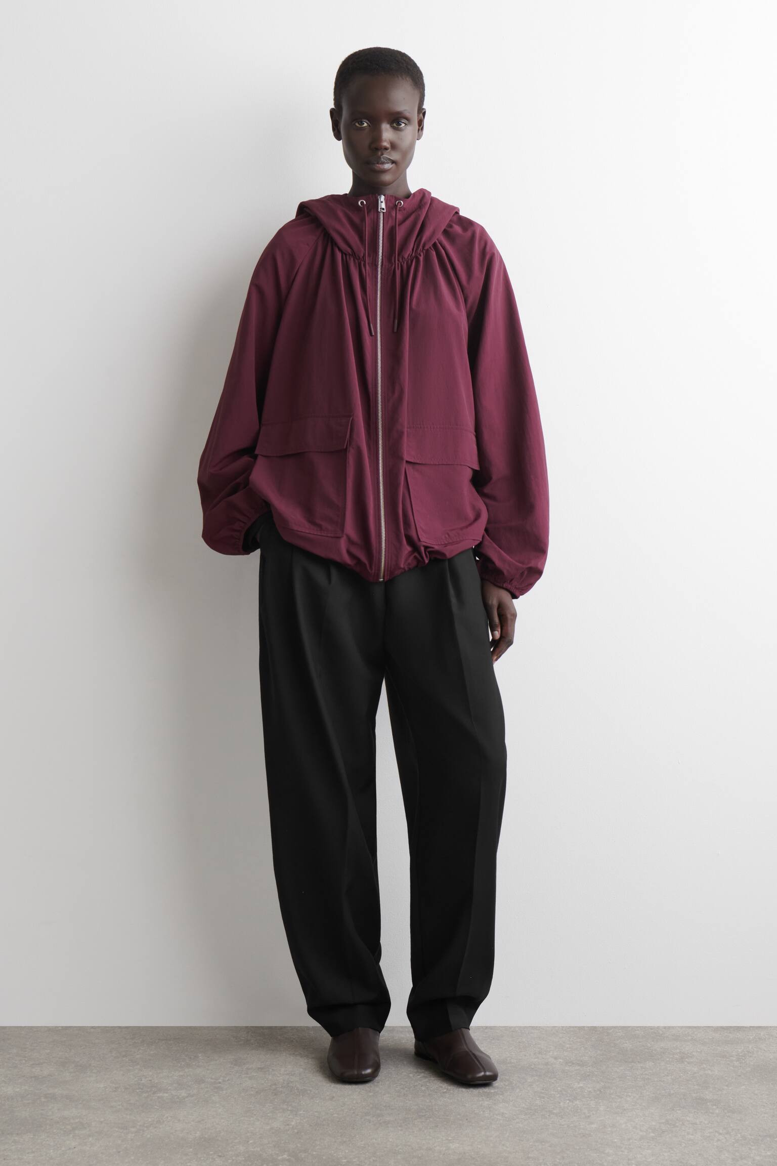 Teknisk parkas med hette - Mørkerød - 1