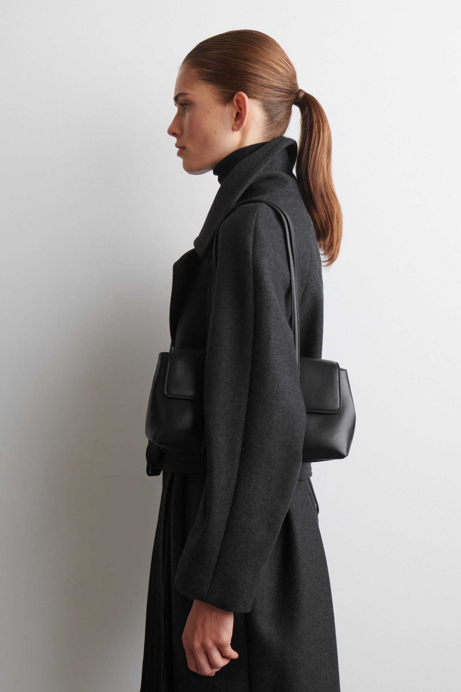 SKÓRZANA TOREBKA NA RAMIĘ „NOUVEAU” - CZARNY - 1