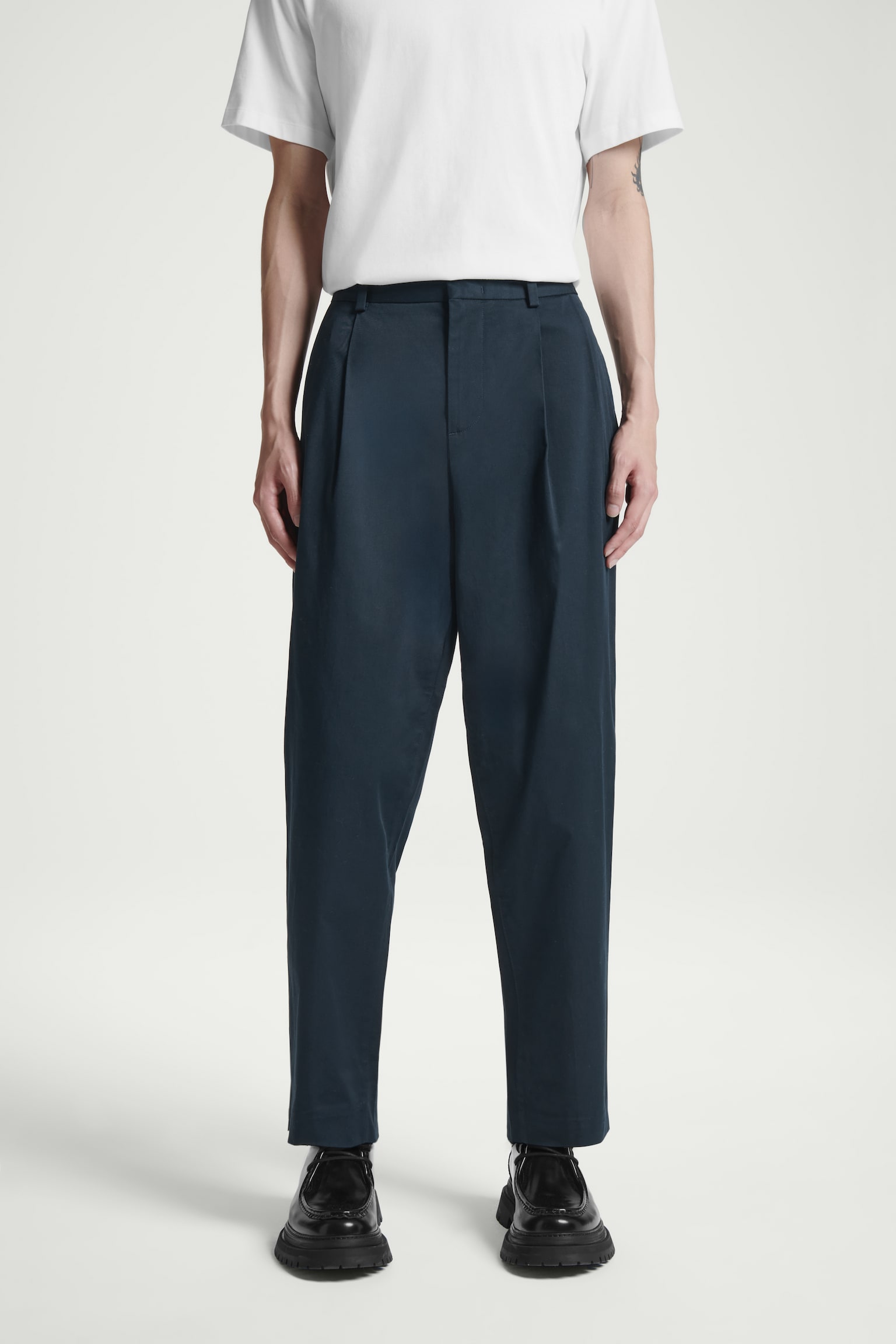 RELAXED PLEATED COTTON TAPERED TROUSERS - NAVY/BLACK/BEIGE - 8