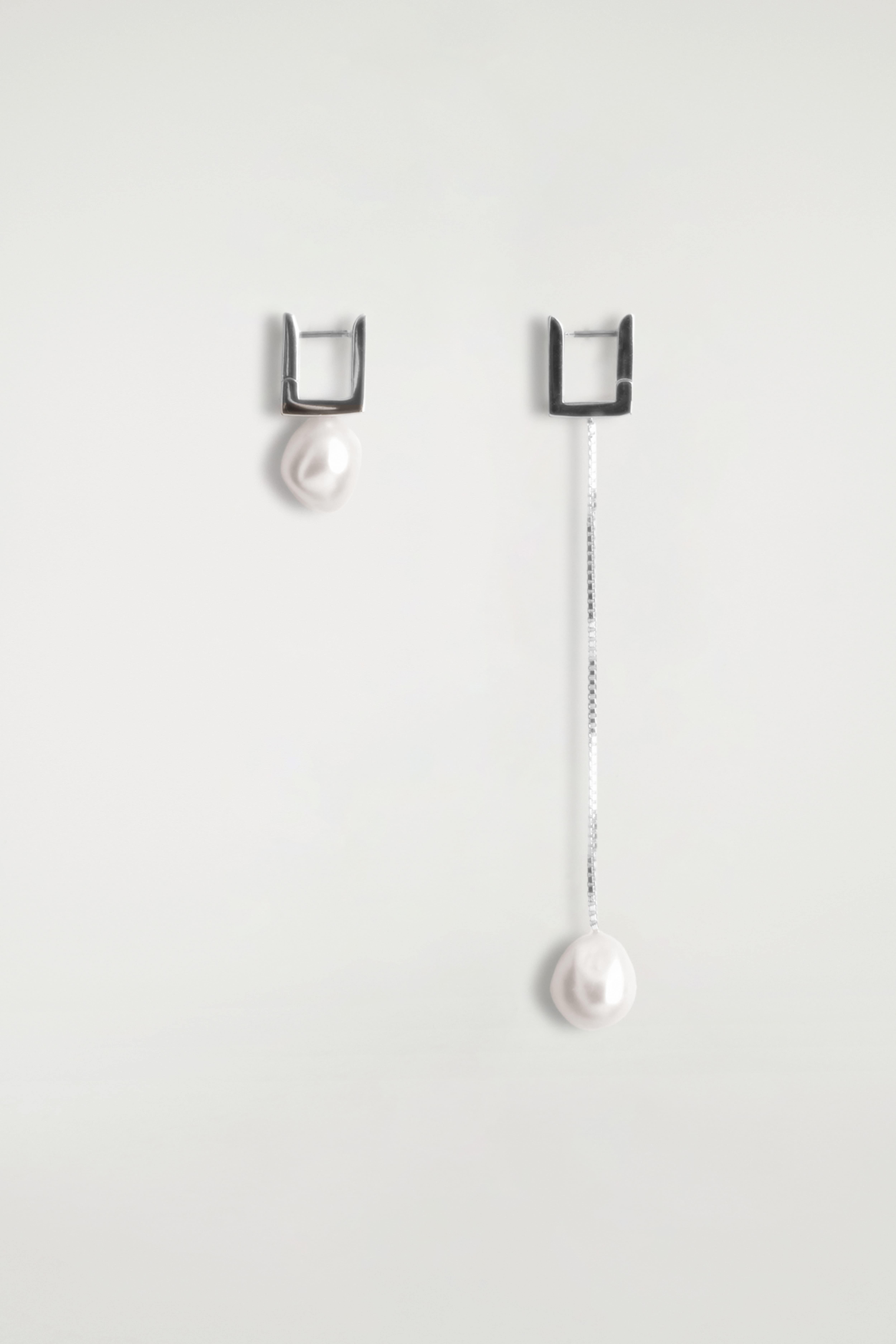 Ongelijk paar rechthoekige oorbellen met parelhang - Zilver