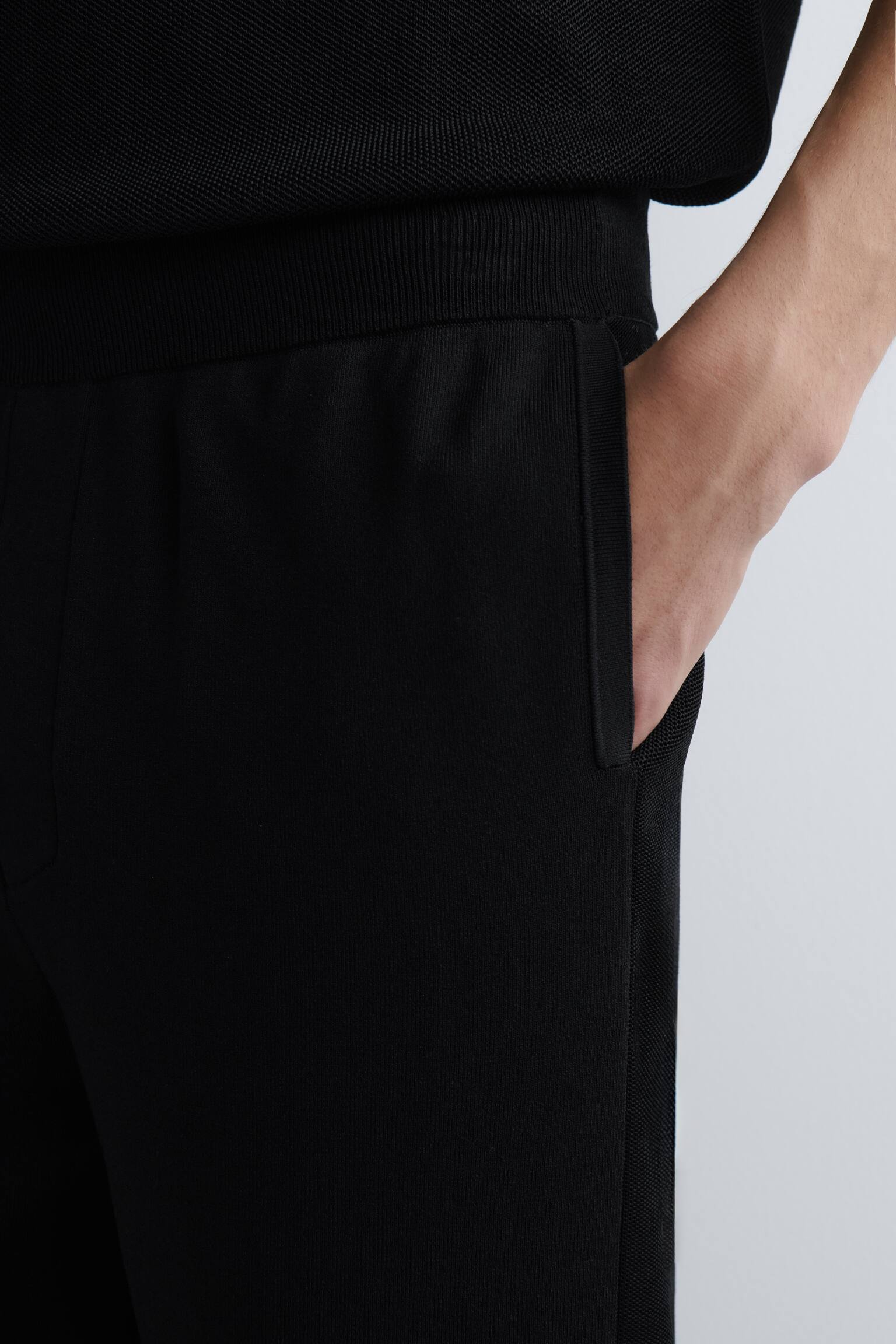 JOGGINGHOSE MIT GERADEM BEIN UND NORMALER PASSFORM - SCHWARZ - 6