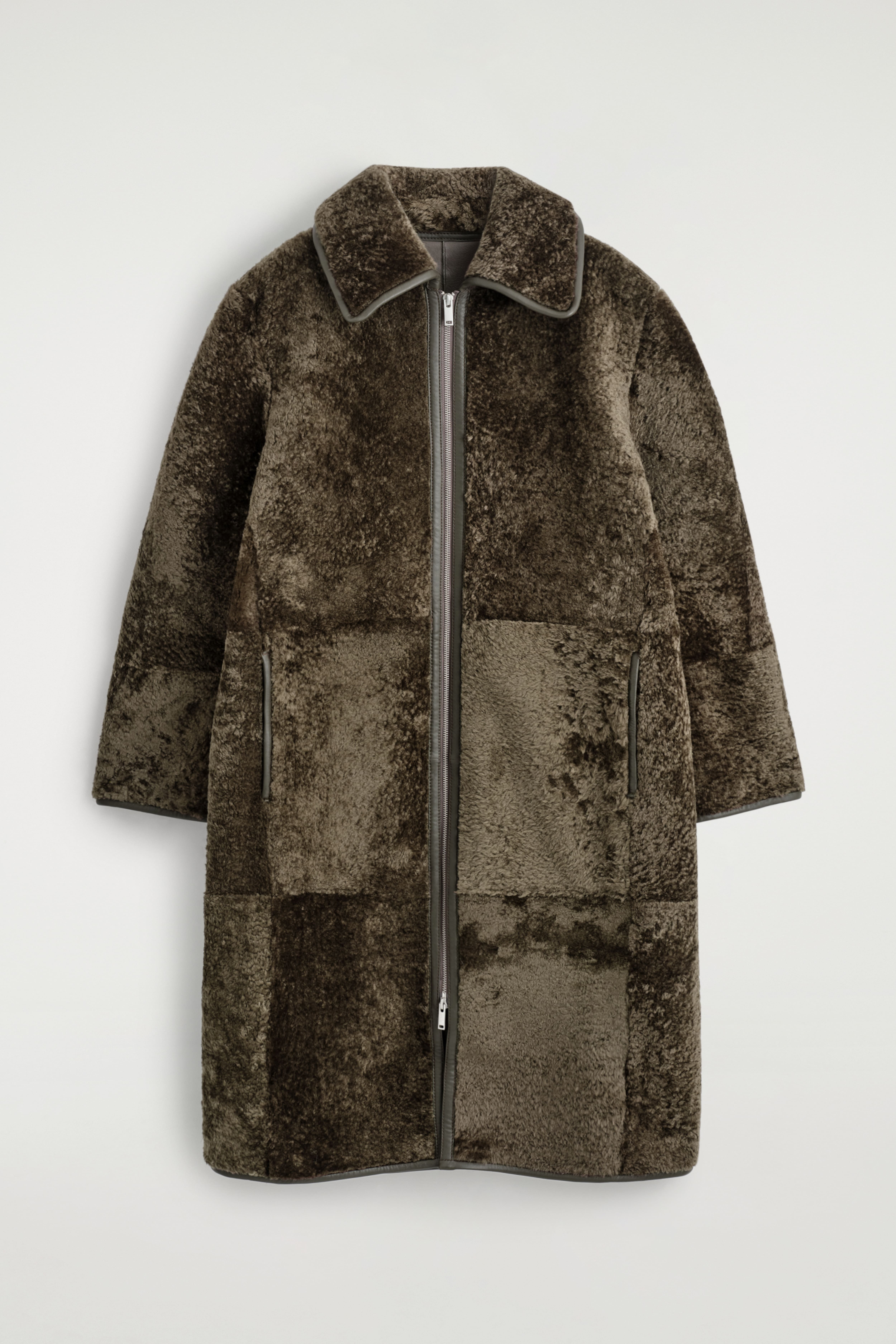 LANGER MANTEL AUS SHEARLING MIT LEDERDETAILS - KHAKI