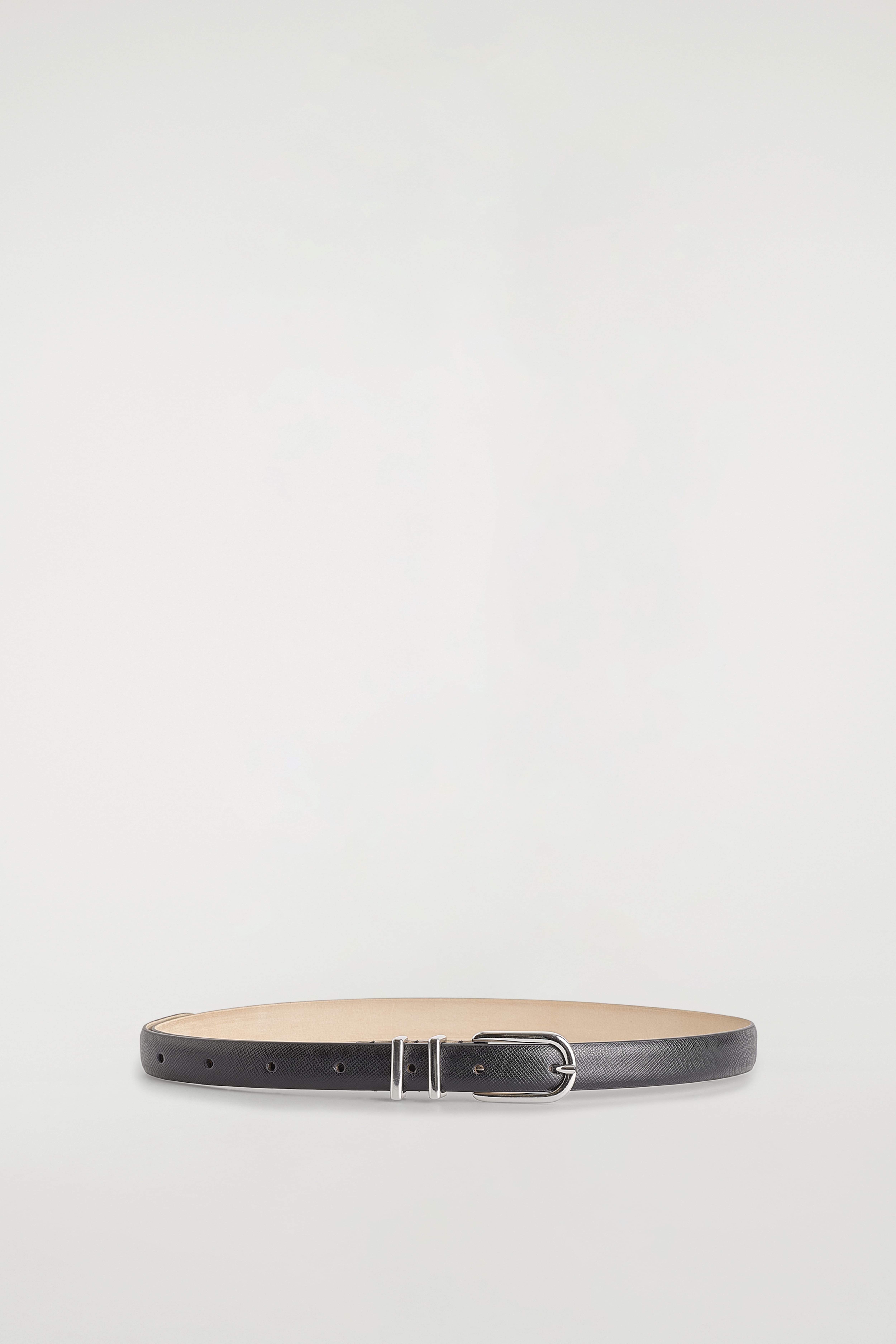 Belte i saffiano-skinn - SVART/krem