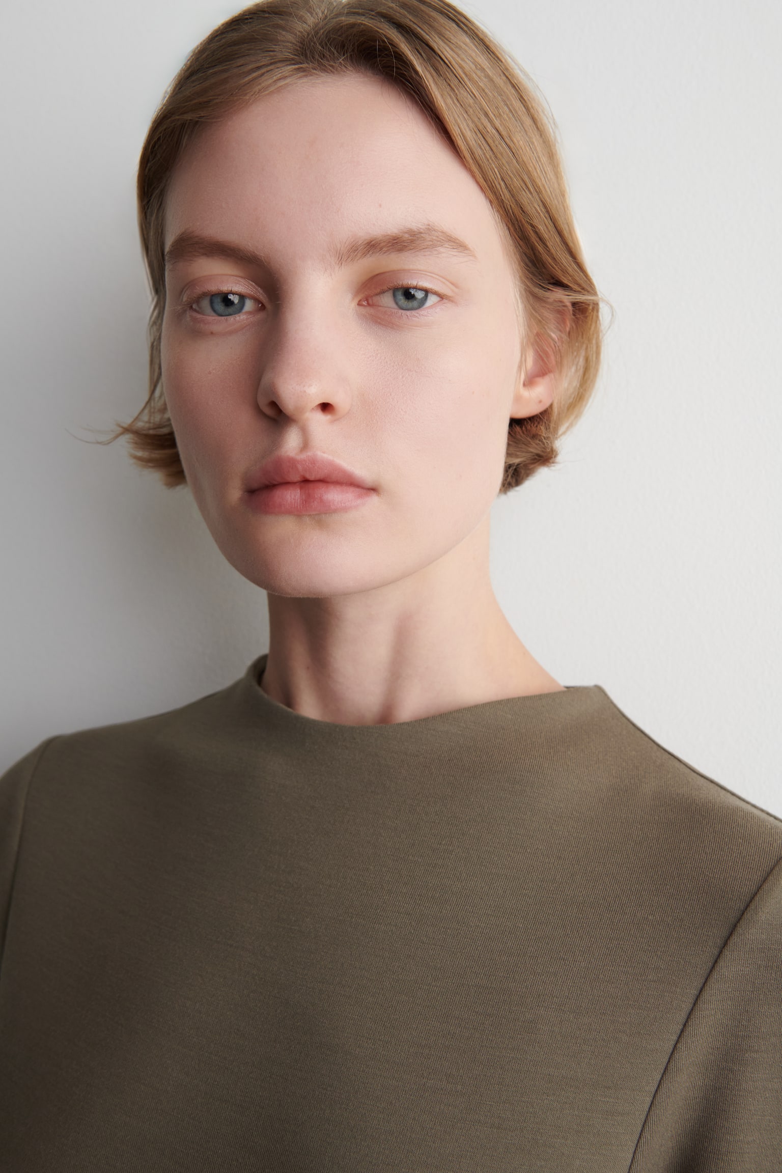 TOP MET AFRONDINGEN AAN DE MOUWEN - DONKER KHAKI/ZWART - 7