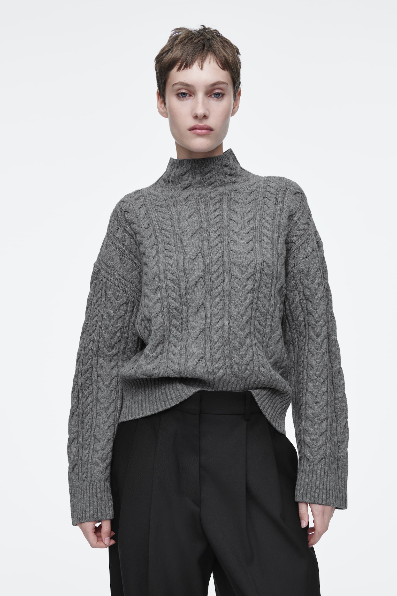 CABLE-KNIT WOOL FUNNEL-NECK JUMPER - GREY/IVORY