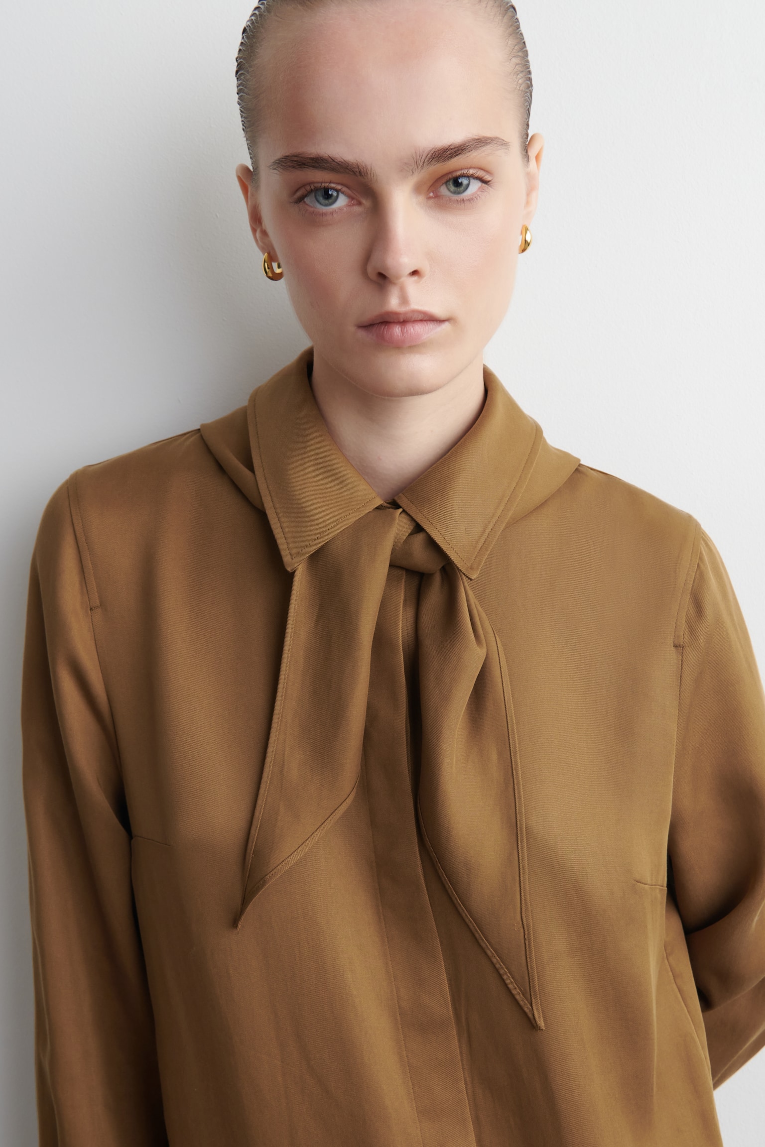 MINIKLEID MIT SCHALDETAIL UND NIEDRIGER TAILLE - BRAUN - 4