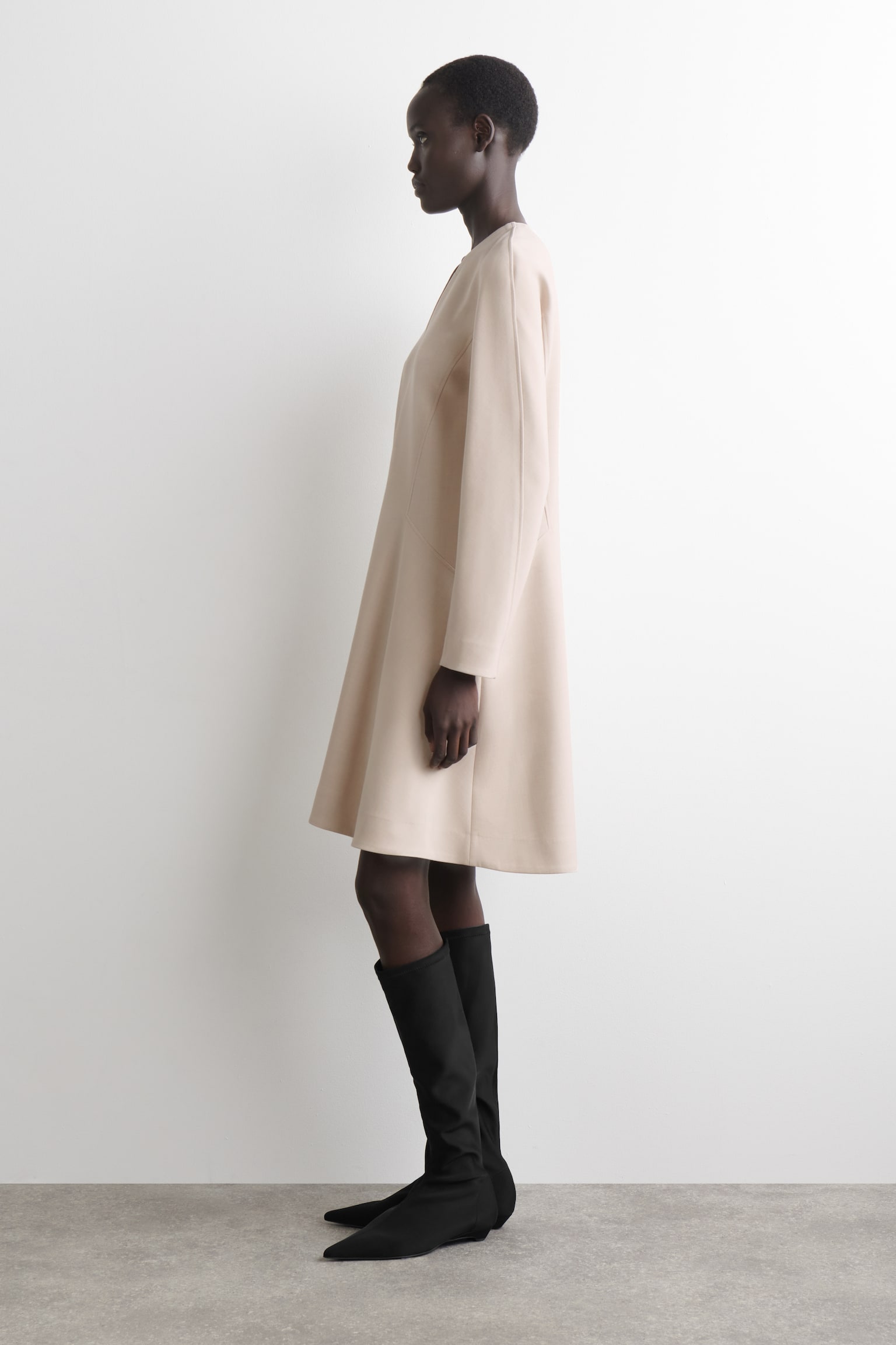 Skreddersydd minikjole med V-hals - BEIGE - 5