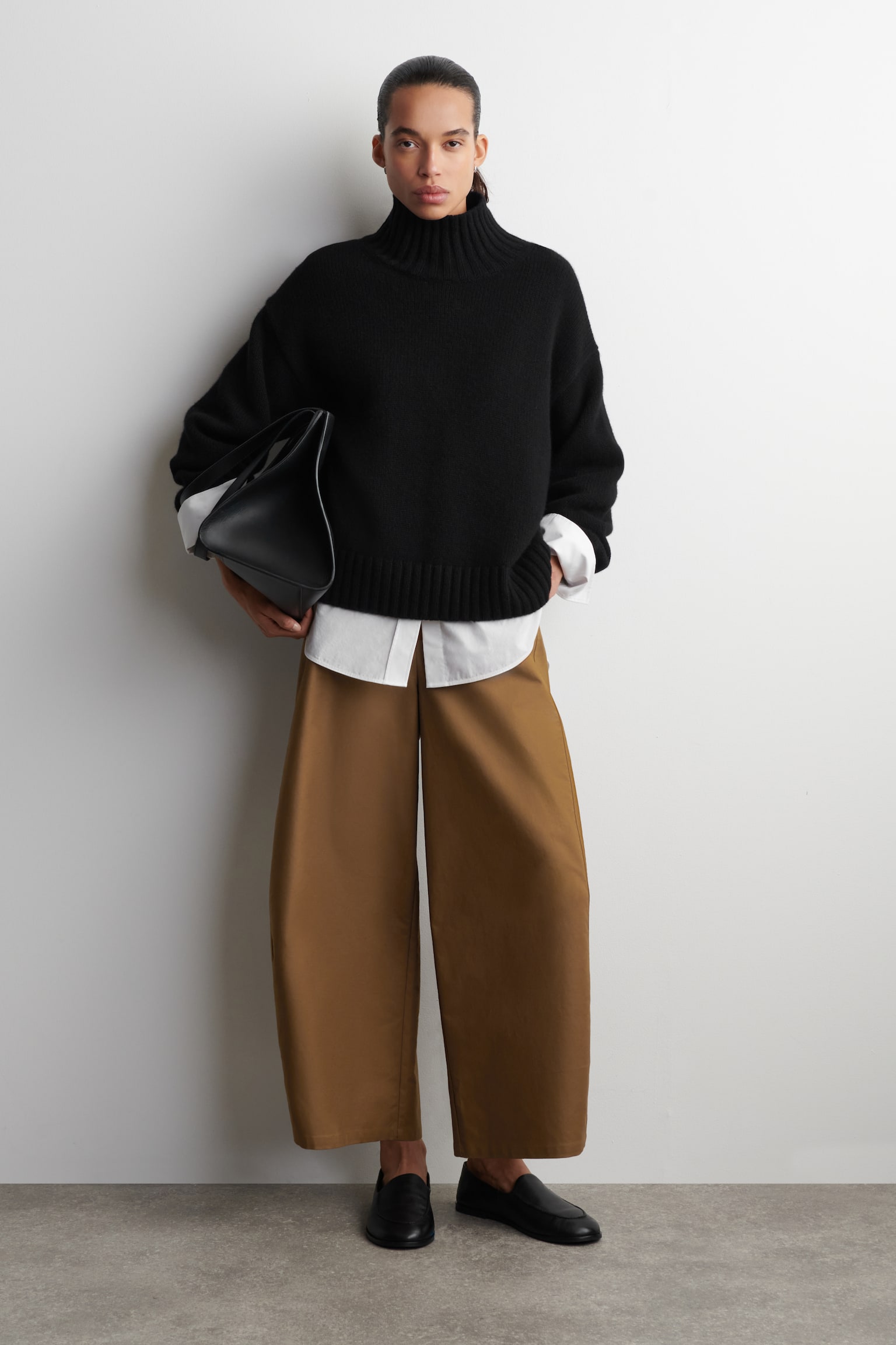VERKÜRZTE BAUMWOLLHOSE MIT BARREL-BEIN - BRAUN/BEIGE/WEISS - 1