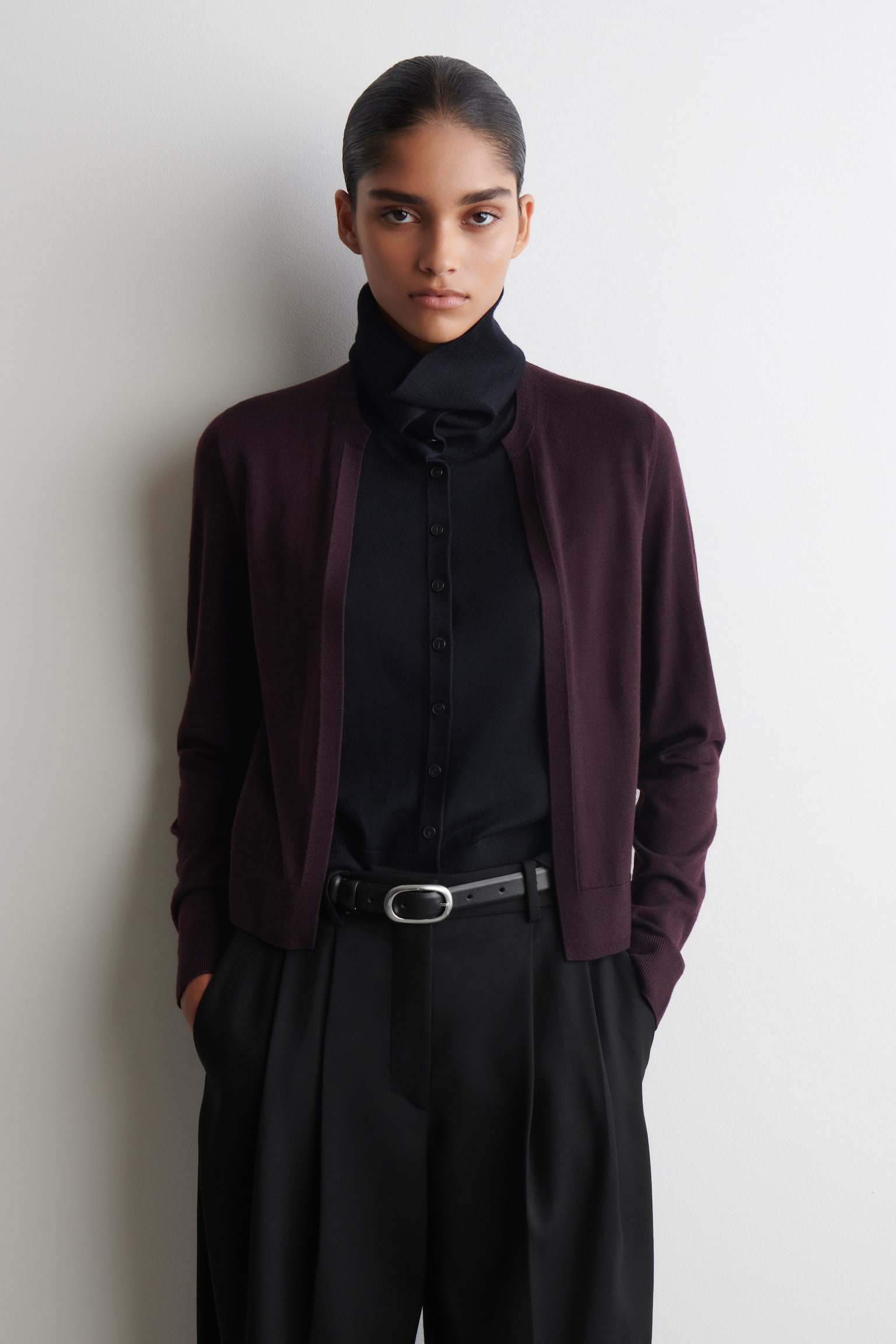 STRICKJACKE AUS MERINOWOLLE MIT HOHEM KRAGEN - BORDEAUXROT/NAVYBLAU/BRAUN - 1