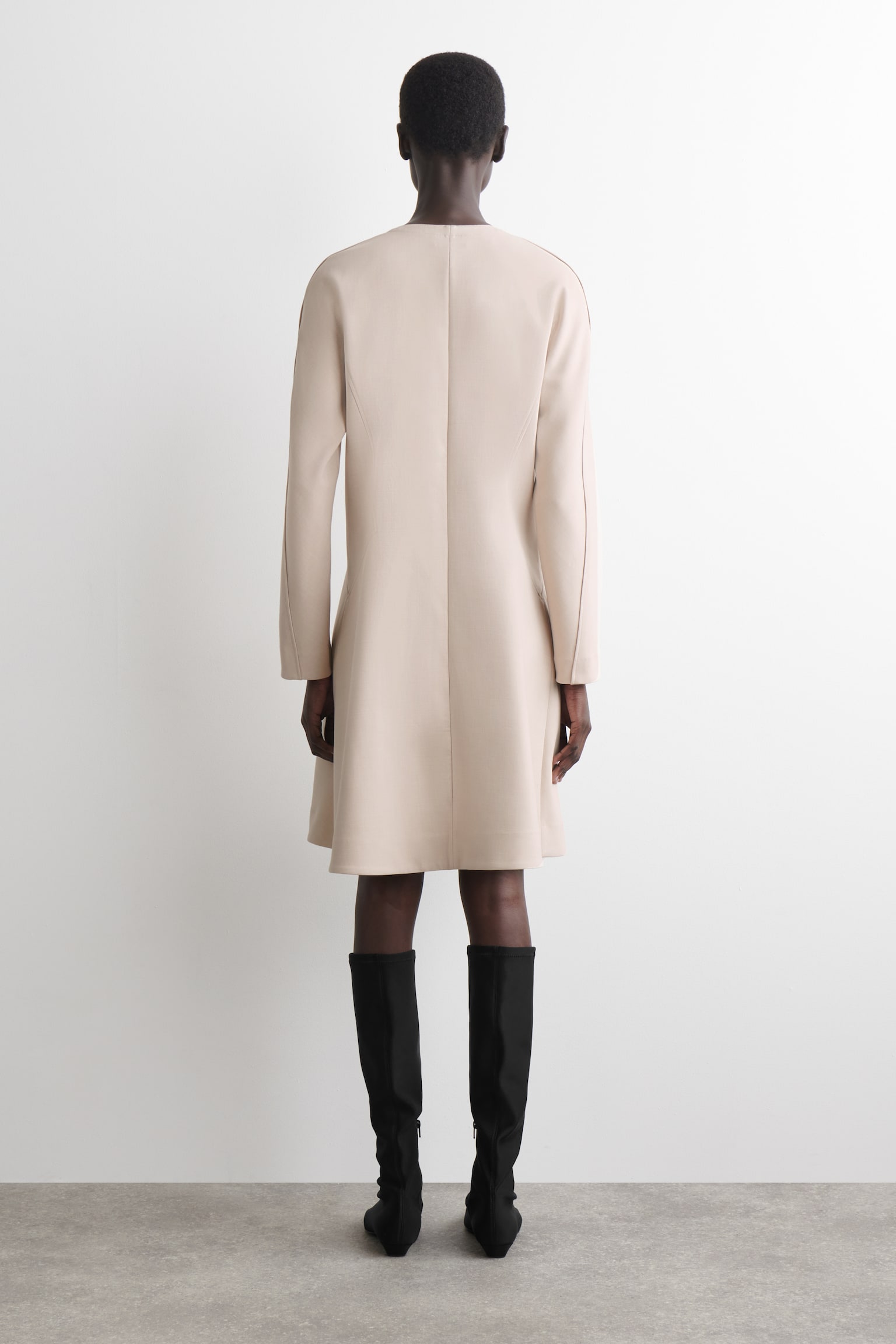 Skreddersydd minikjole med V-hals - BEIGE - 4