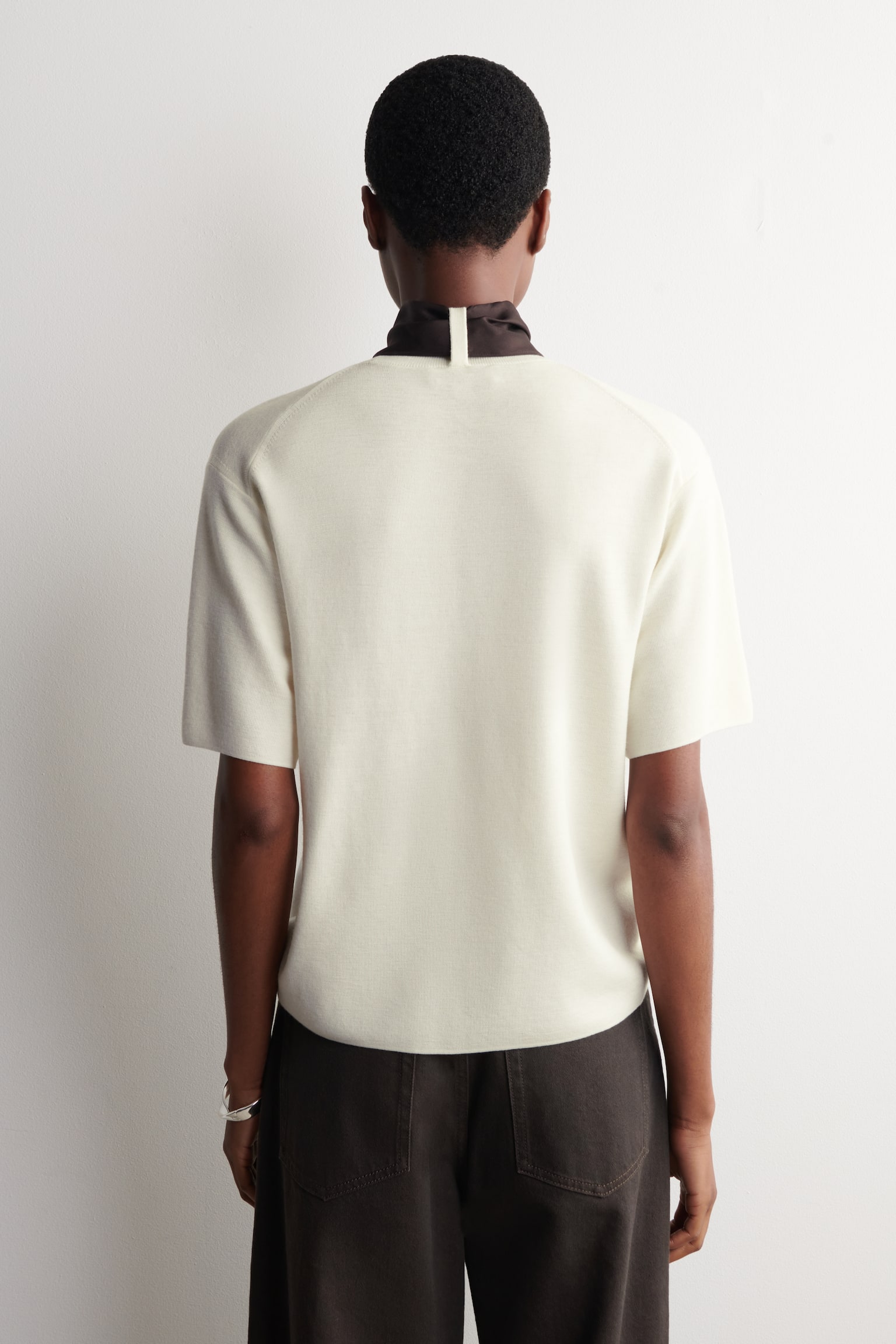 T-SHIRT AUS MERINOWOLLE MIT SCHALDETAIL - ELFENBEIN/SCHOKOLADENBRAUN/BLACK / GREEN - 8