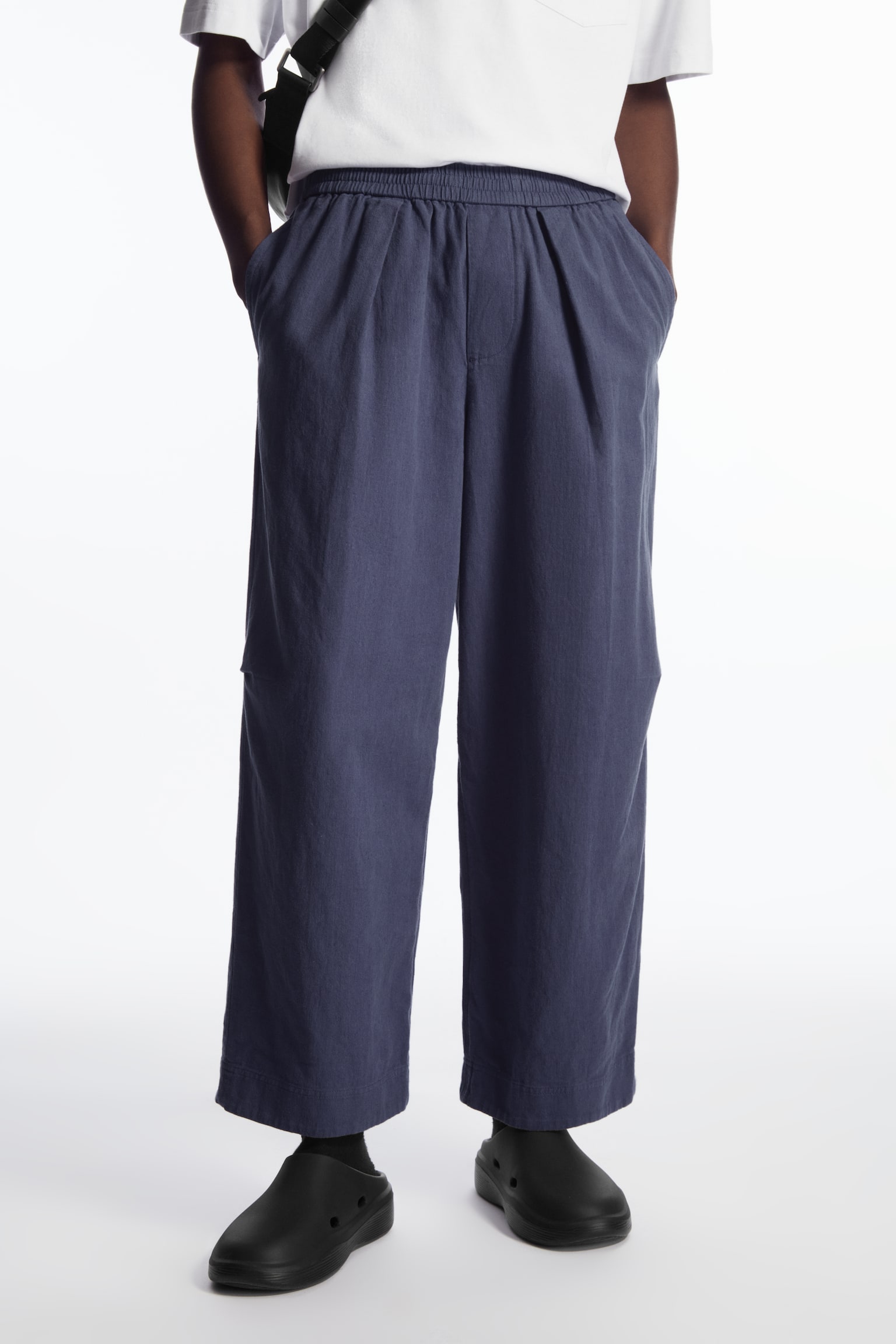 PLEATED WIDE-LEG CHAMBRAY TROUSERS - NAVY/BLACK - 6