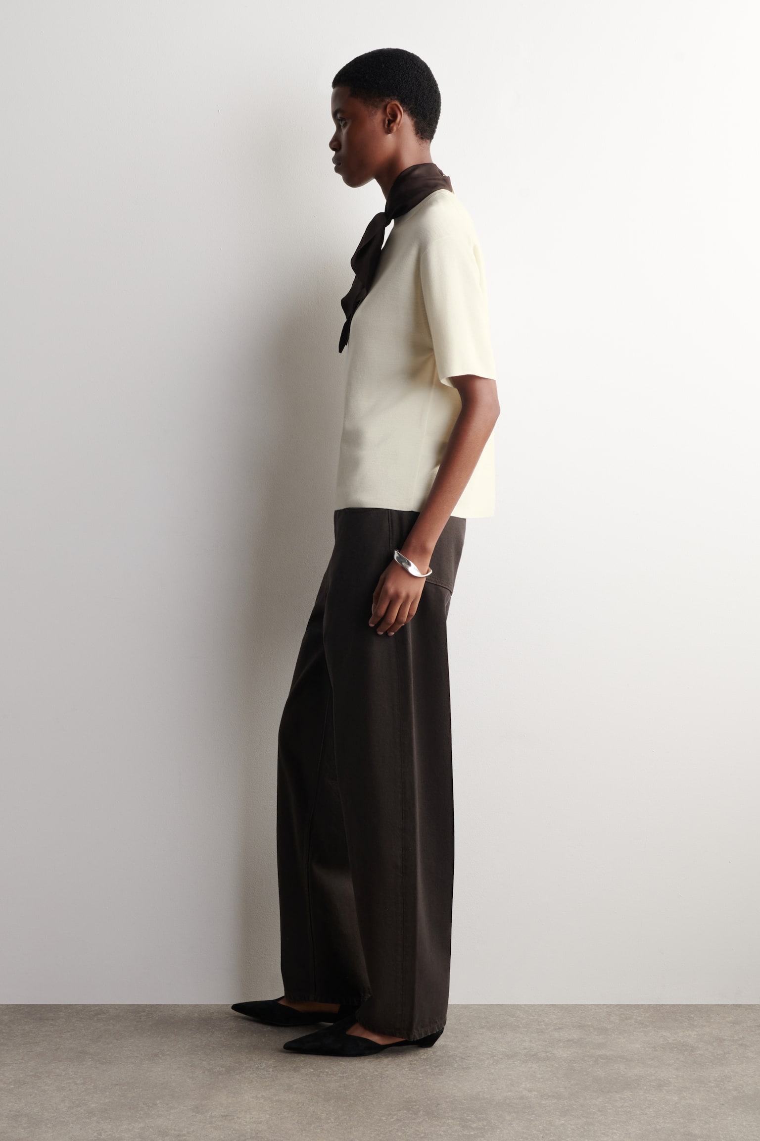 T-SHIRT AUS MERINOWOLLE MIT SCHALDETAIL - ELFENBEIN/SCHOKOLADENBRAUN/BLACK / GREEN - 3