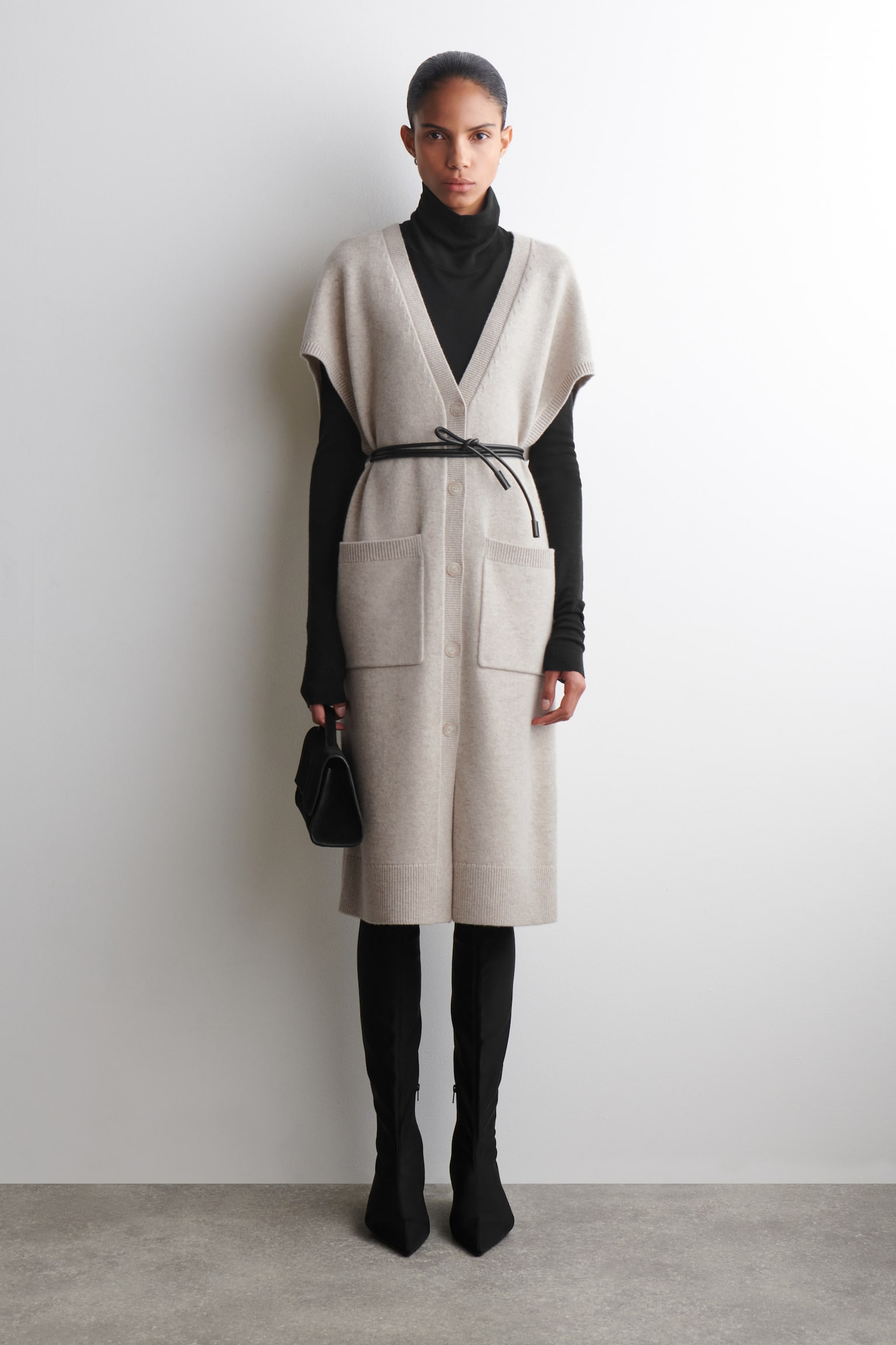 Lang, rundstrikket cardigan i uld - MELERET BEIGE - 1