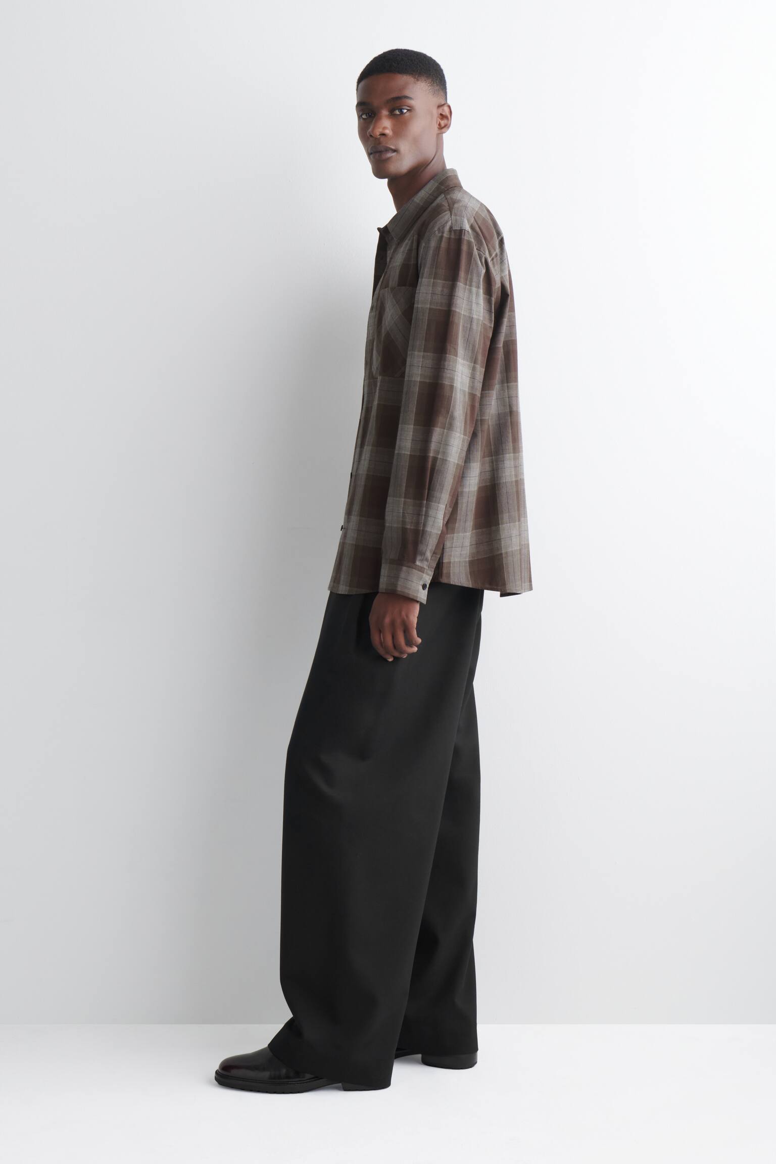 РИЗА ОТ ЧЕТКАН ПАМУК С КАРЕ - BROWN / CHECKED - 6