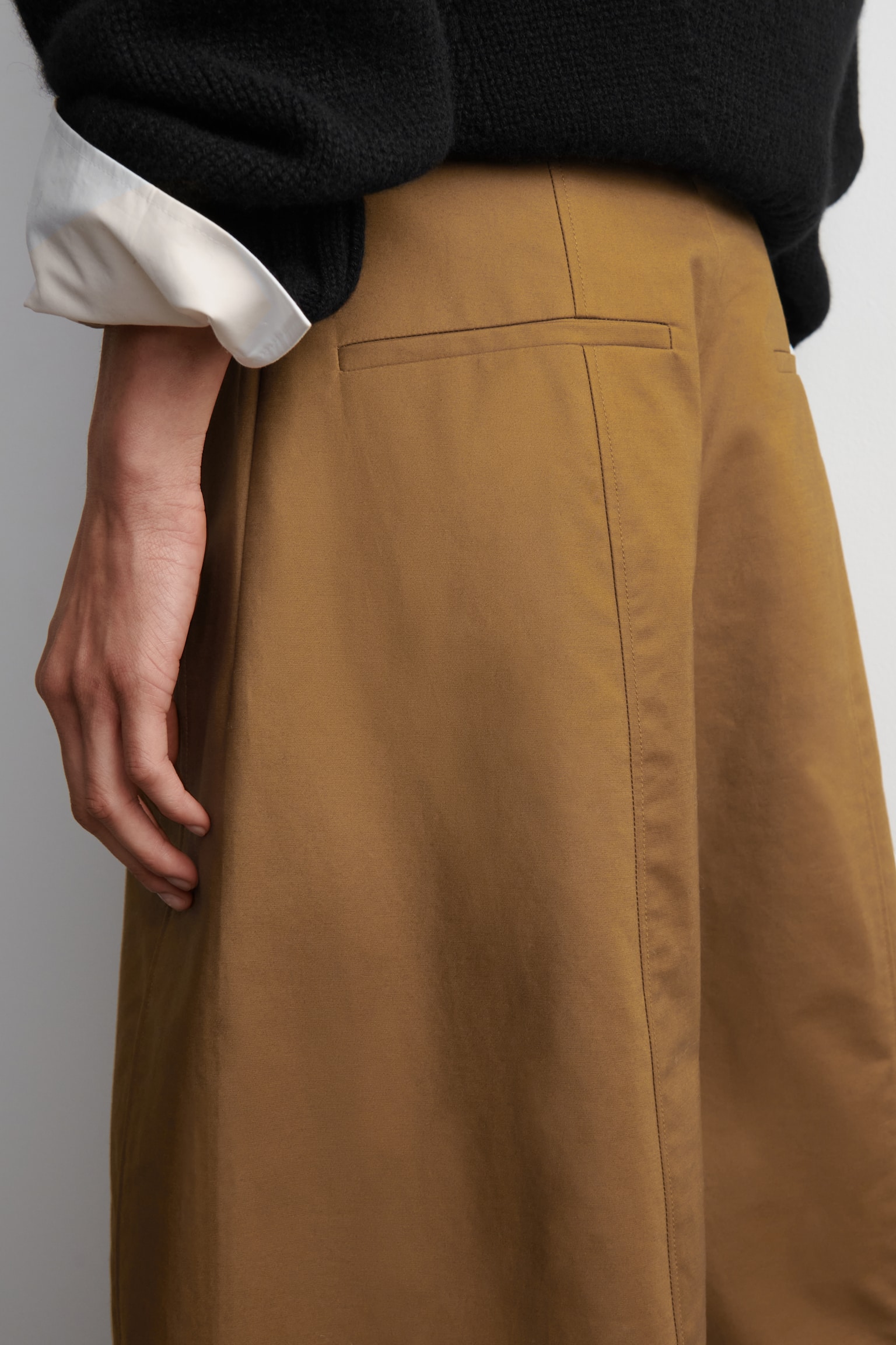 VERKÜRZTE BAUMWOLLHOSE MIT BARREL-BEIN - BRAUN/BEIGE/WEISS - 3