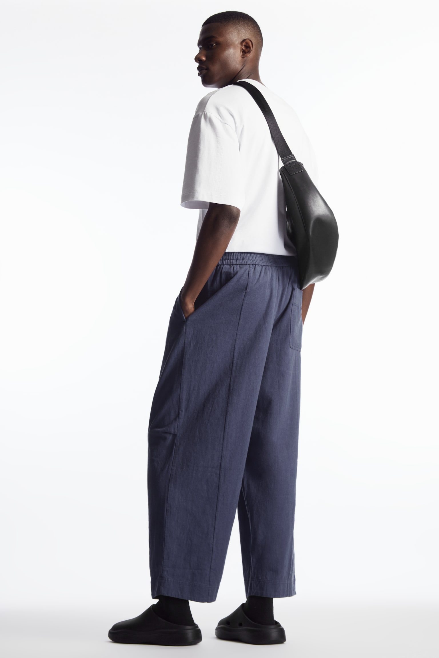 PLEATED WIDE-LEG CHAMBRAY TROUSERS - NAVY/BLACK - 8