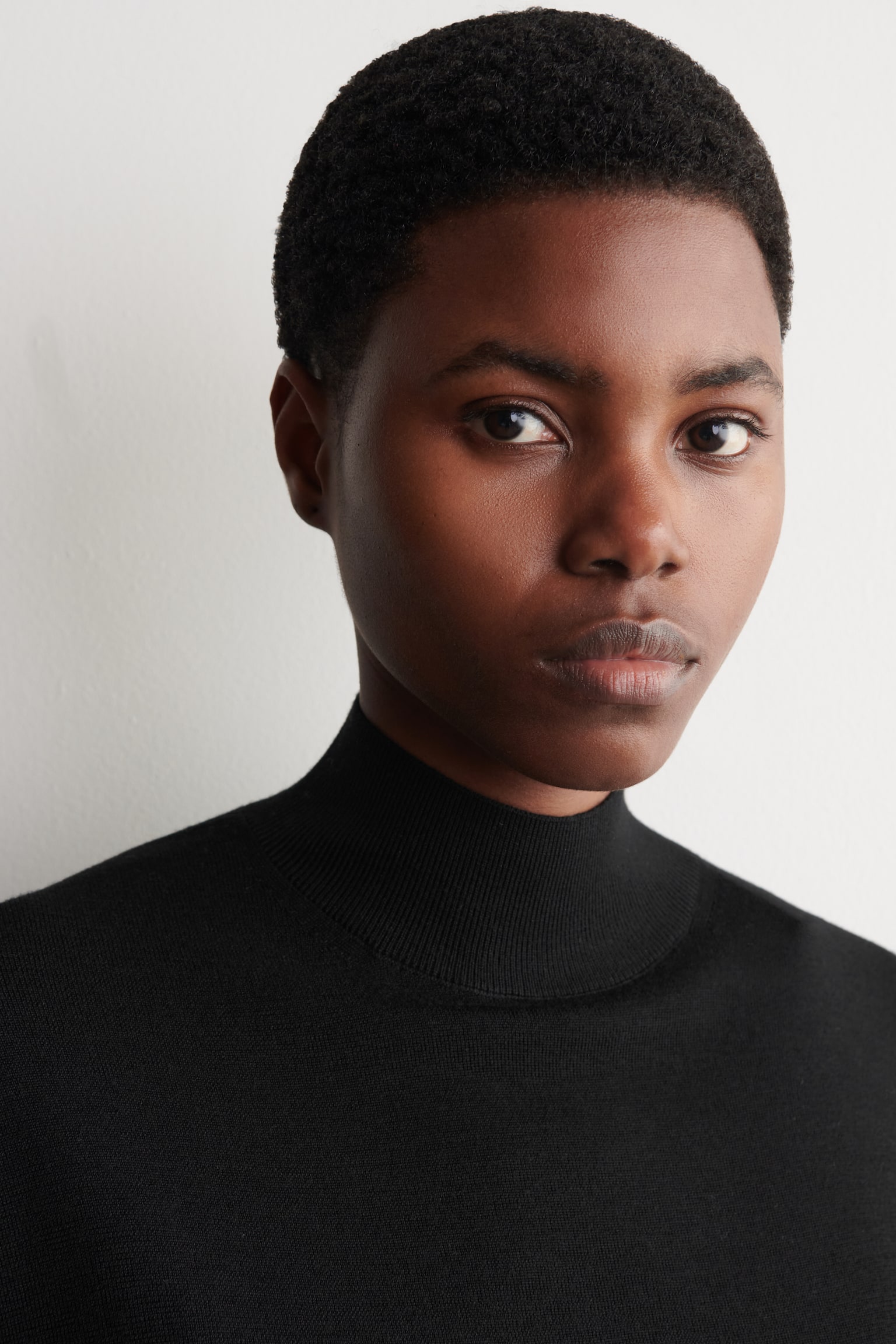 T-SHIRT AUS MERINOWOLLE MIT SCHALDETAIL - BLACK / GREEN/ELFENBEIN/SCHOKOLADENBRAUN - 5