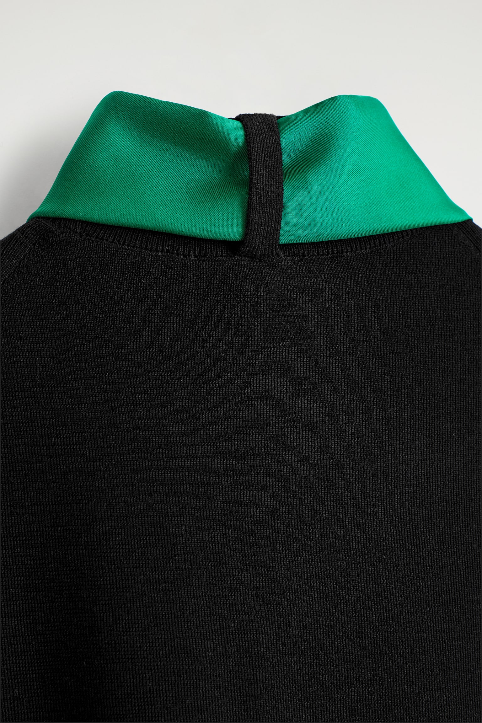 T-SHIRT AUS MERINOWOLLE MIT SCHALDETAIL - BLACK / GREEN/ELFENBEIN/SCHOKOLADENBRAUN - 7