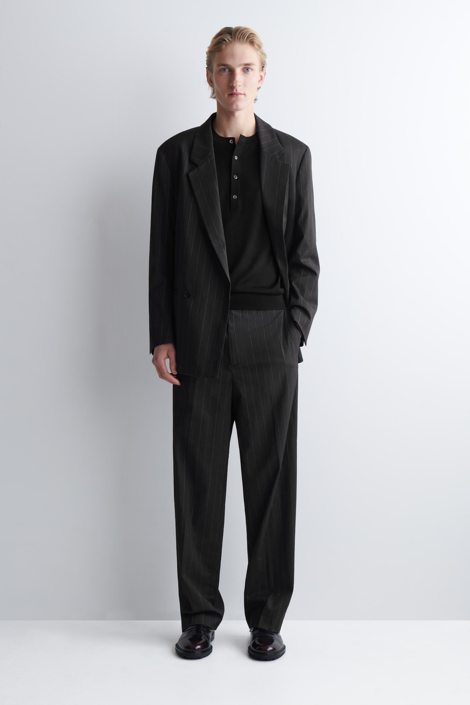 FIGURNÄRA FARFARSTRÖJA I MERINOULL - SVART/MÖRKGRÖN - 9