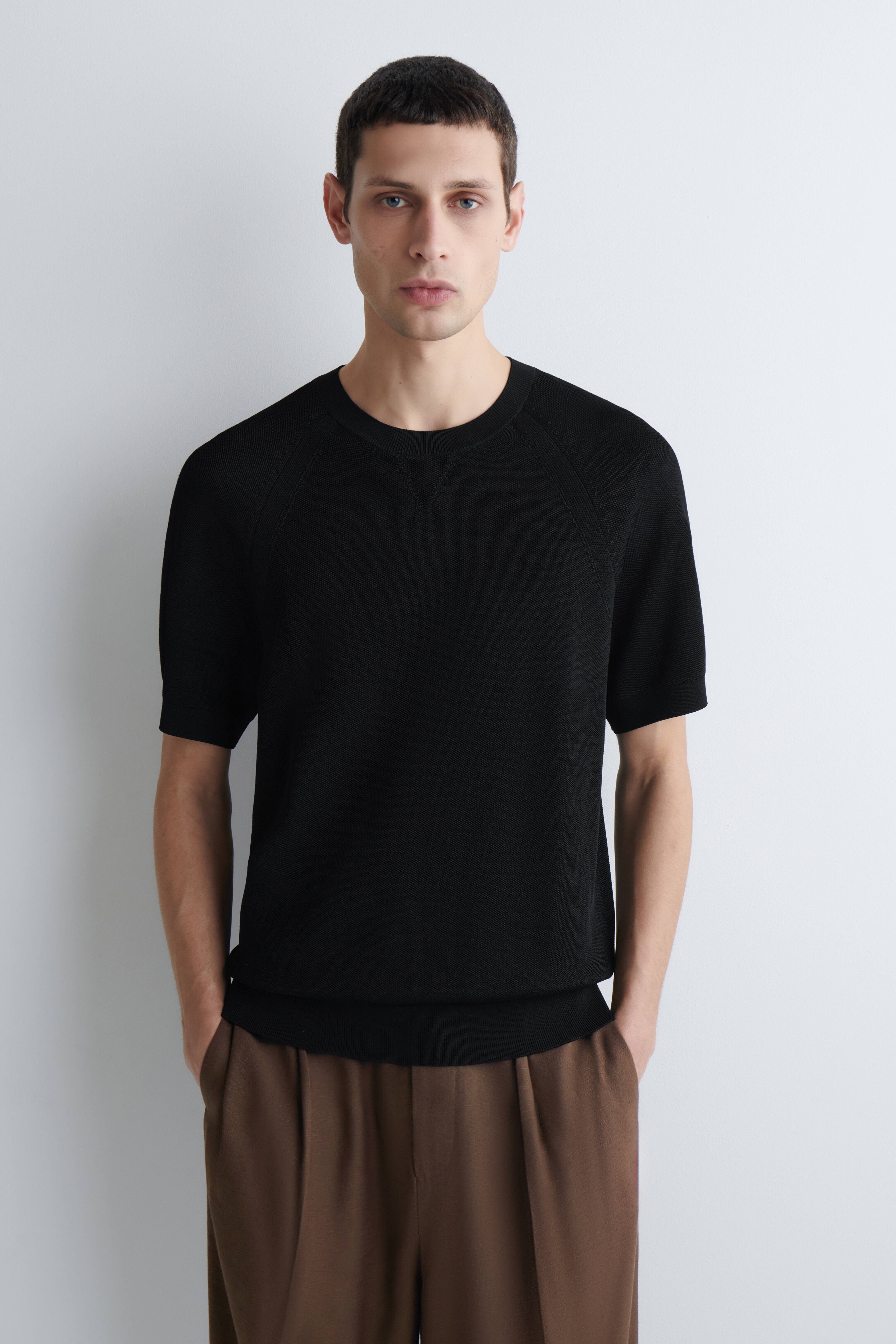 DOBBELTSIDET STRIKKET T-SHIRT - SORT