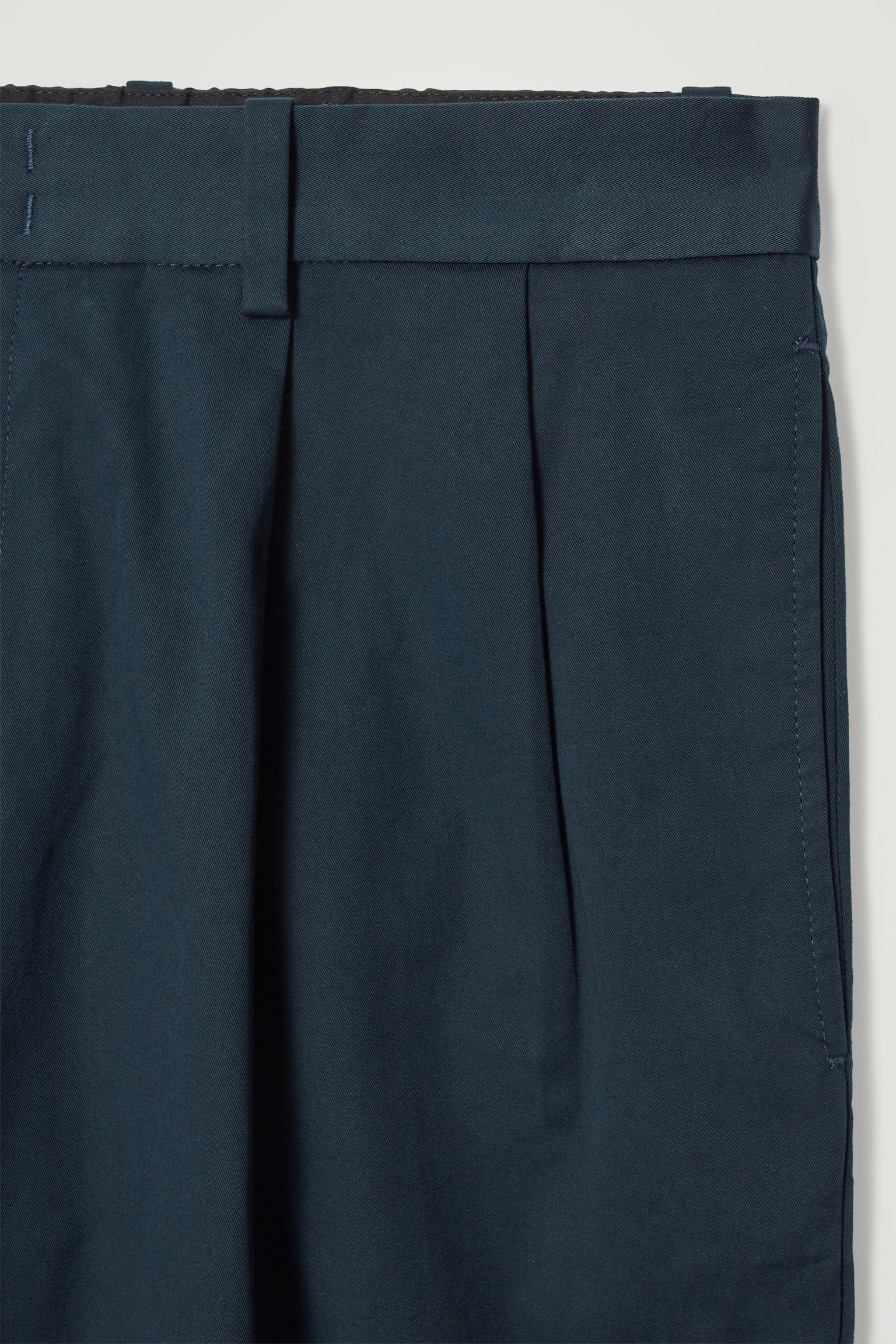 RELAXED PLEATED COTTON TAPERED TROUSERS - NAVY/BLACK/BEIGE - 6