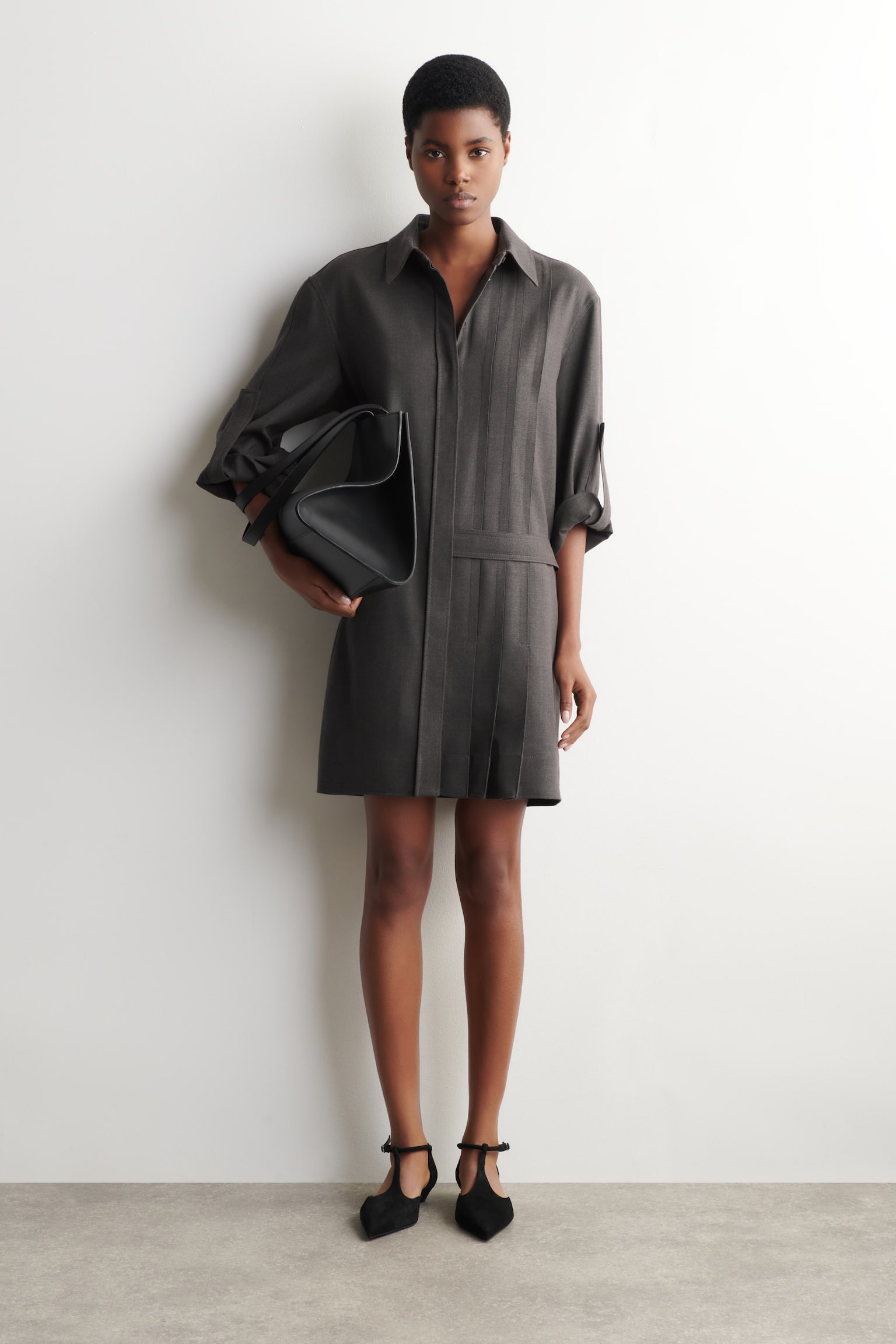 Halvplissert mini‑skjortekjole i ull - MØRK GRÅ - 1