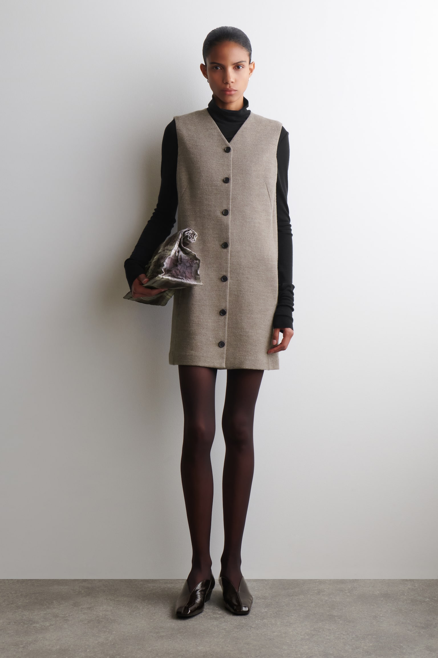 SKIFTEKJOLE I MERINOULD MED KNAPPER - MELERET BEIGE/SORT - 1