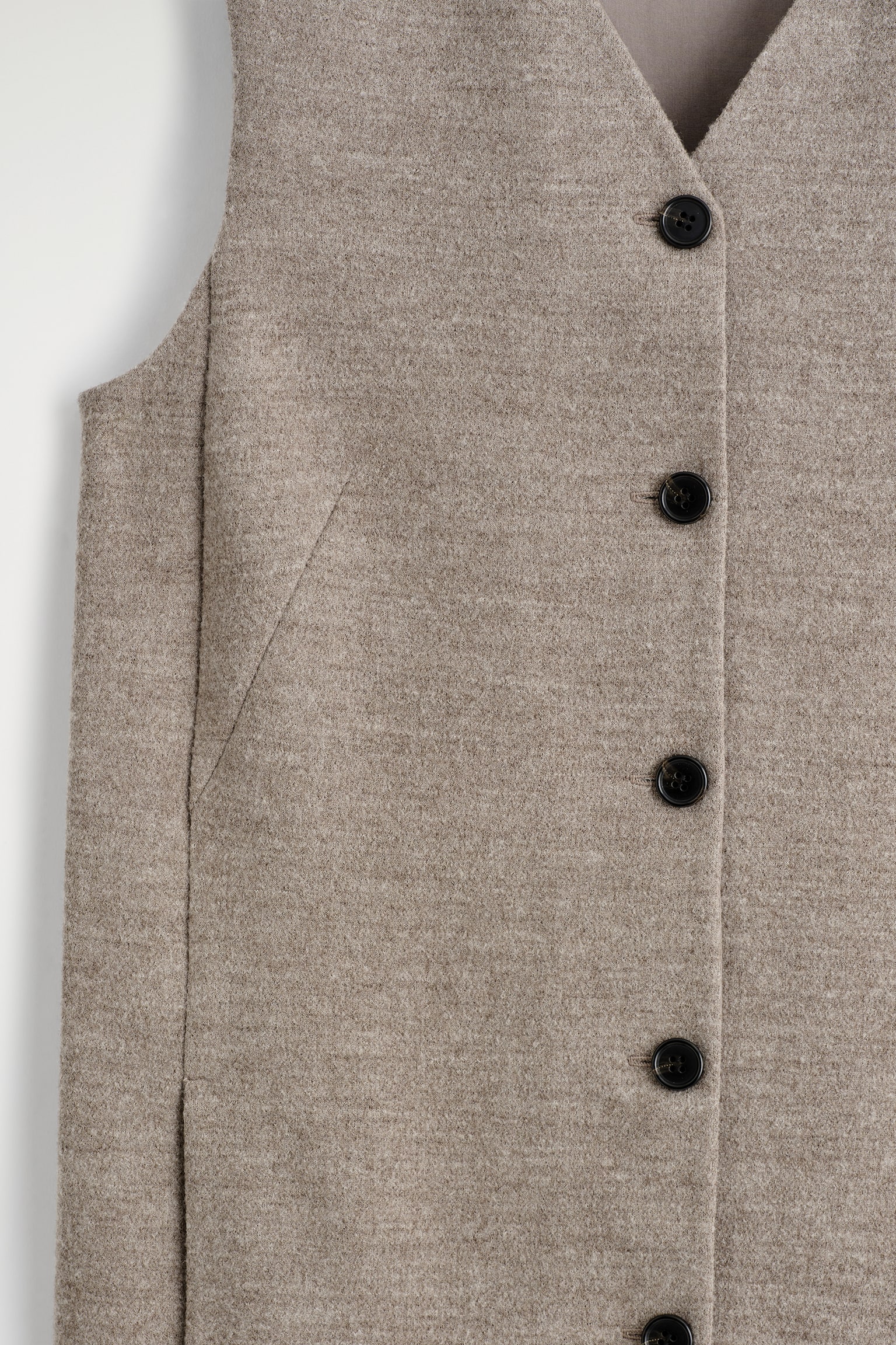 SKIFTEKJOLE I MERINOULD MED KNAPPER - MELERET BEIGE/SORT - 3