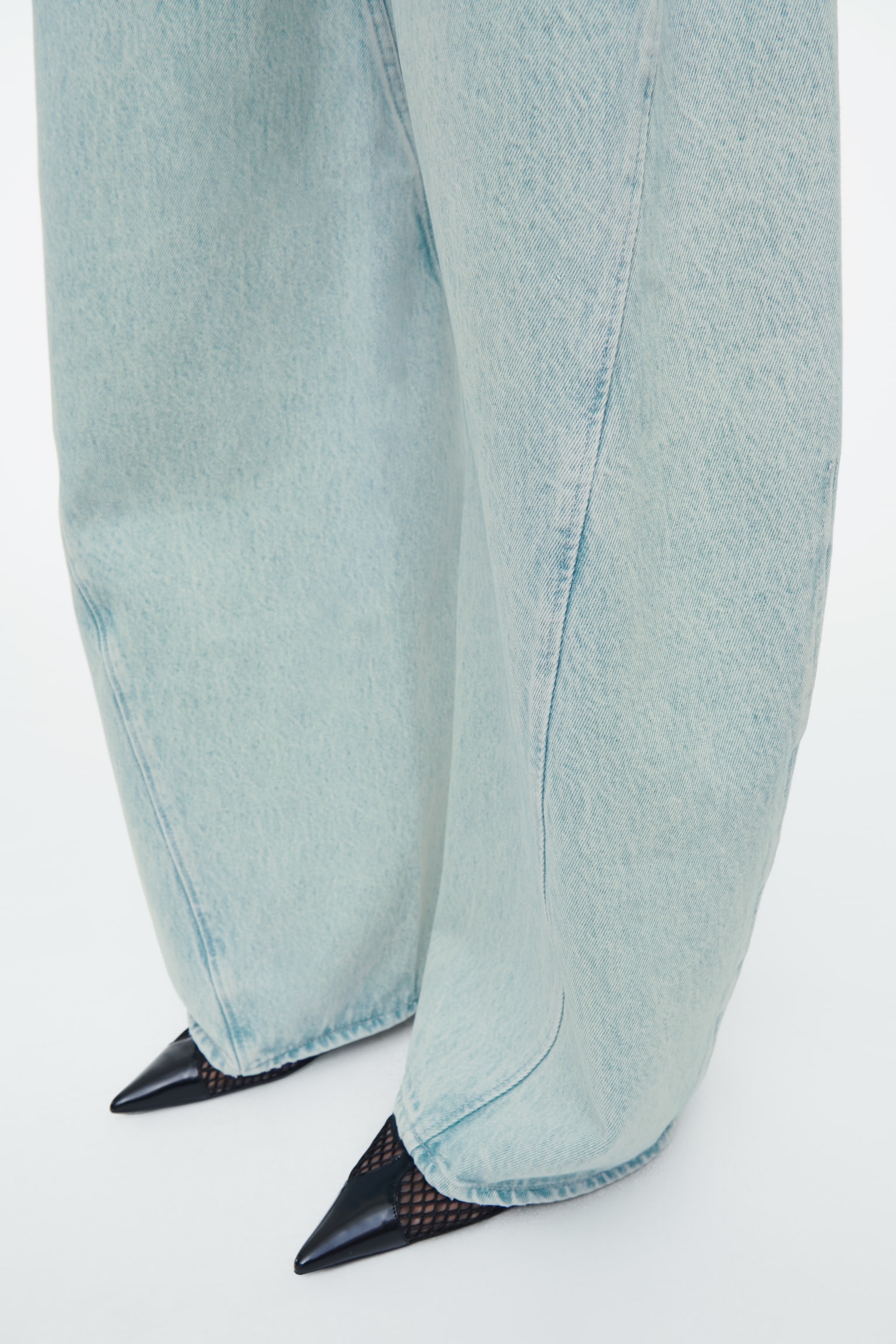 TWIST BARREL-LEG JEANS - LIGHT BLUE/WASHED BLACK - 6