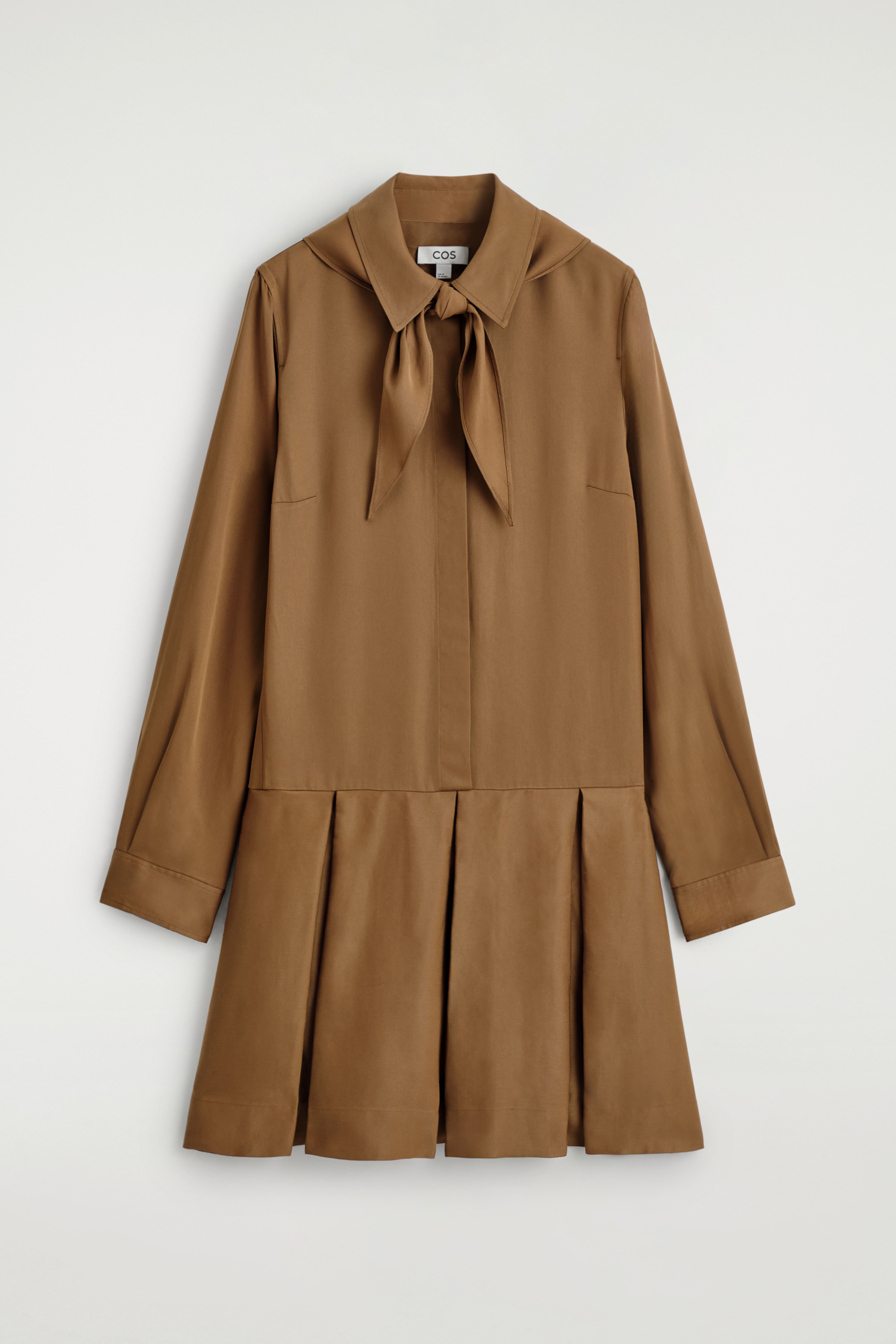 Mini-kjole med senket midje og skjerfdetalj - BRUN