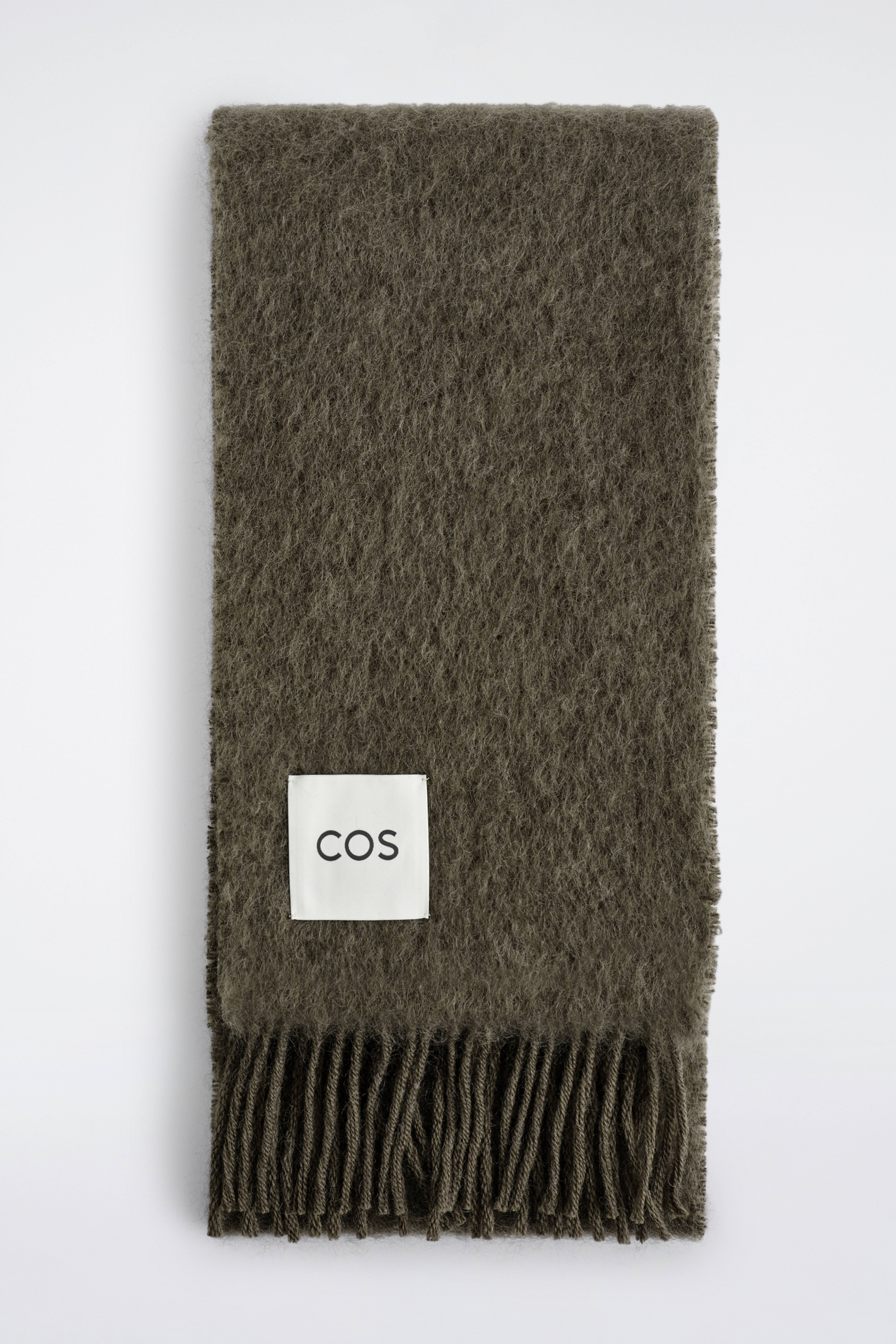 HALSDUK I MOHAIR MED FRANSAR - MÖRK KHAKI/MARINBLÅ