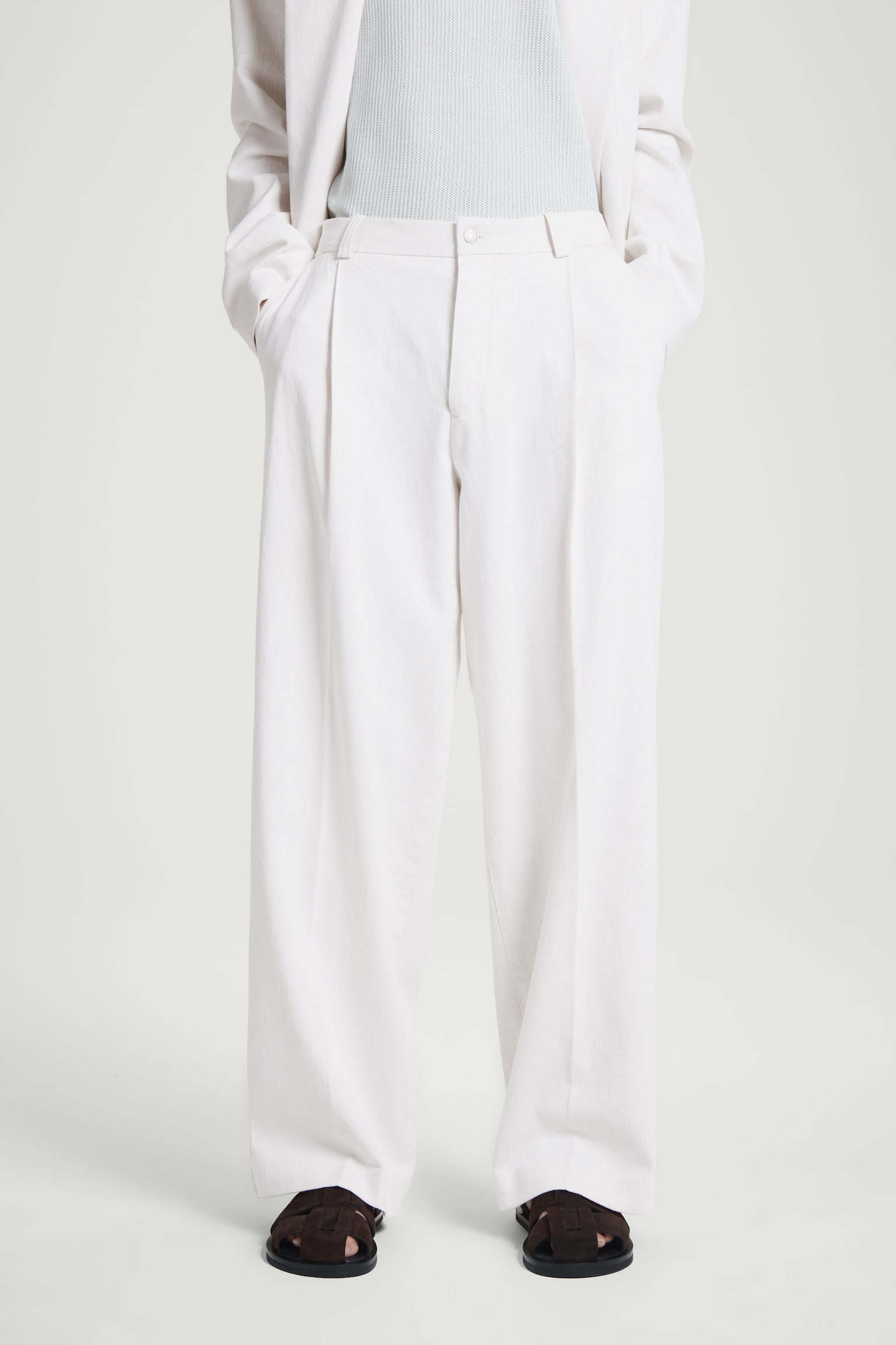 PLEATED WIDE-LEG DENIM TROUSERS - WHITE/BLACK - 6