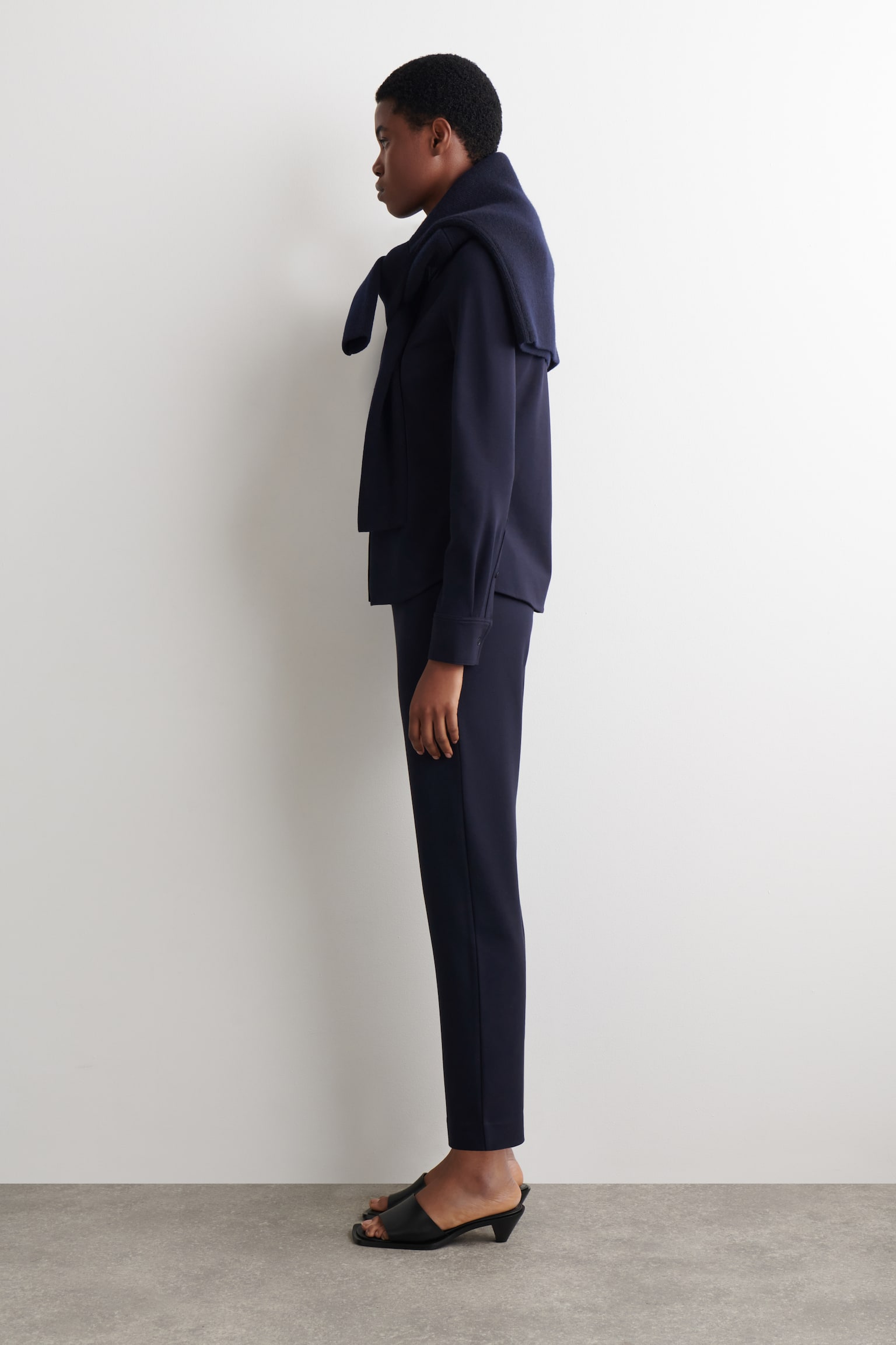 DŻERSEJOWE SPODNIE Z PROSTYMI NOGAWKAMI - GRANATOWY - 3