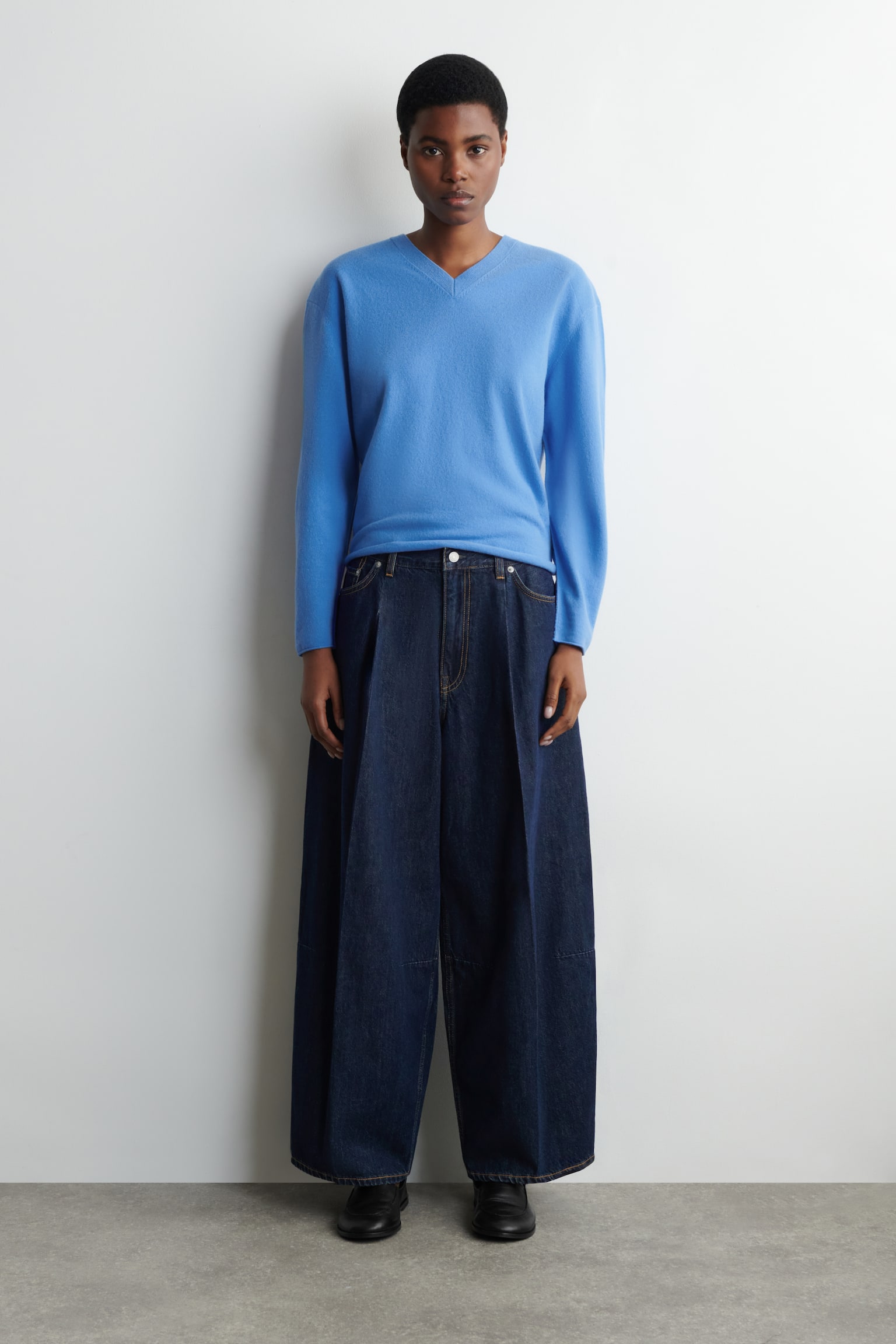 TWINE JEANS MED TØNDEFORMEDE BEN - MØRKEBLÅ/LYS BEIGE - 1