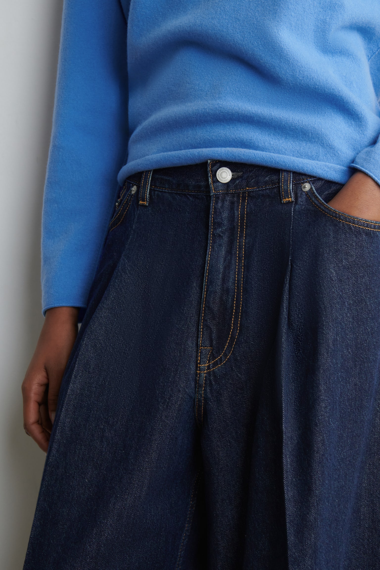 TWINE JEANS MED TØNDEFORMEDE BEN - MØRKEBLÅ/LYS BEIGE - 5