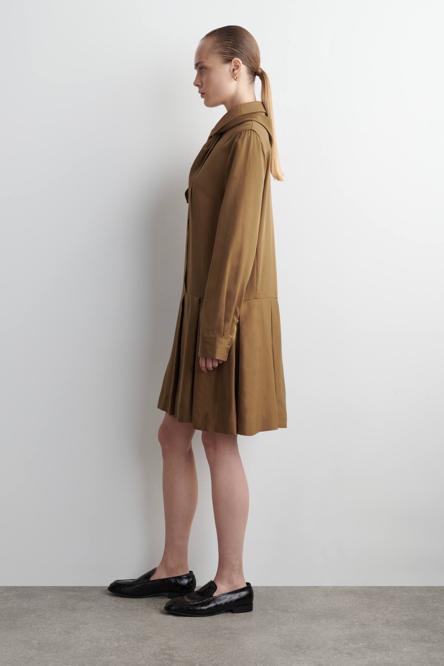 MINIKLEID MIT SCHALDETAIL UND NIEDRIGER TAILLE - BRAUN - 6