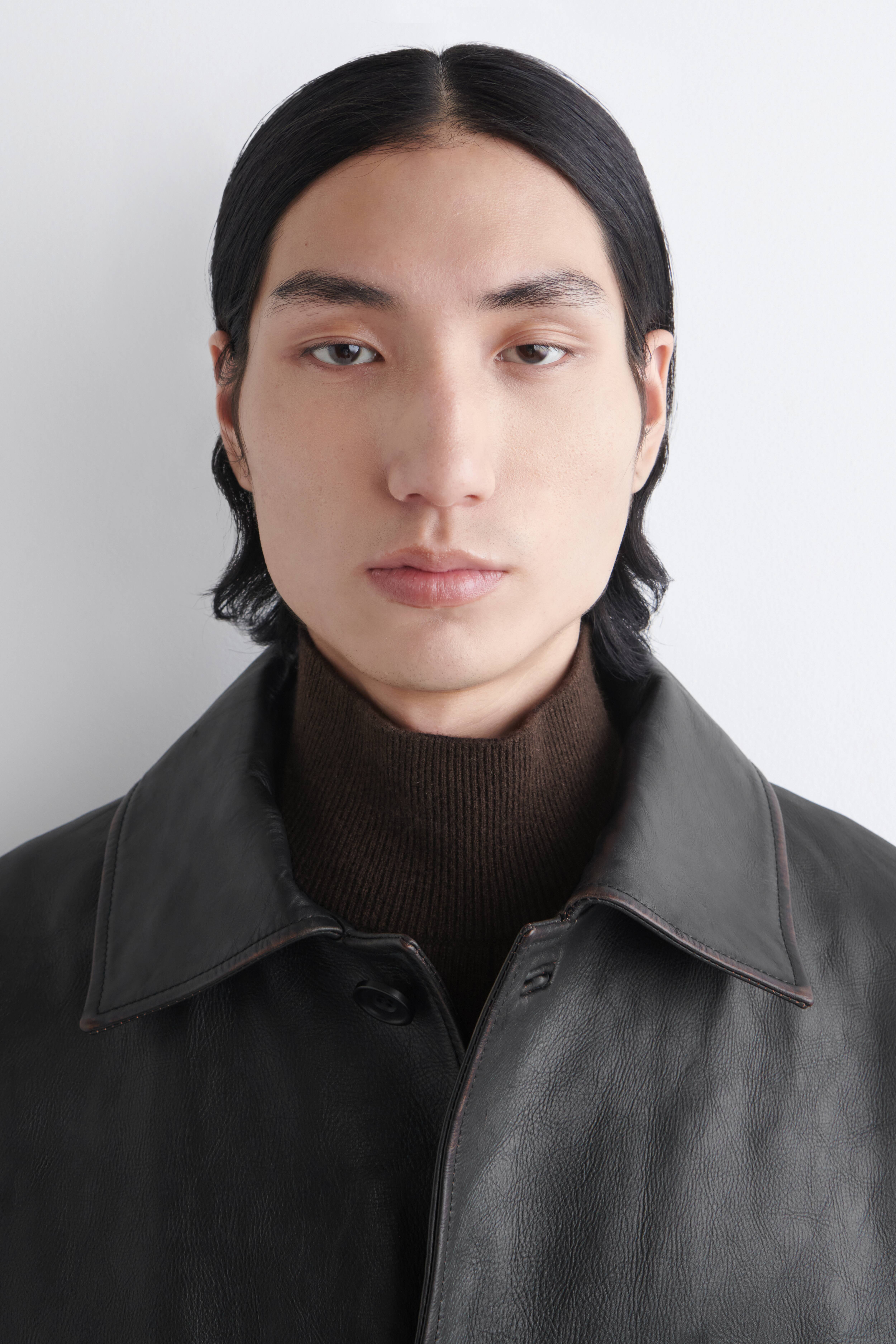 STRICKWESTE AUS WOLL-YAK-MIX MIT KRAGEN - DUNKELBRAUN/NAVYBLAU