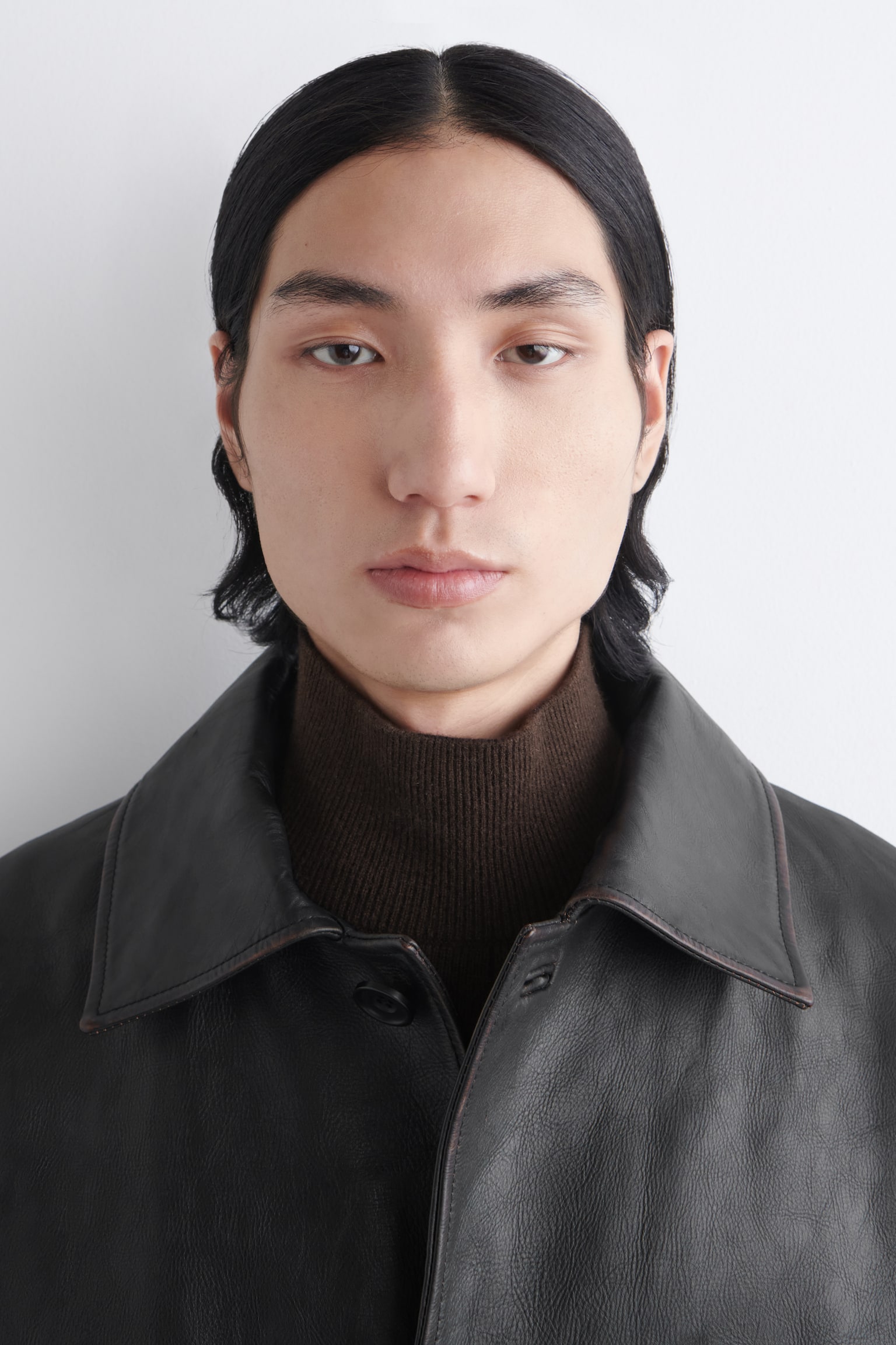 STICKAD VÄST MED POLOKRAGE I MERINOULL OCH JAK - MÖRKBRUN/MARINBLÅ - 1