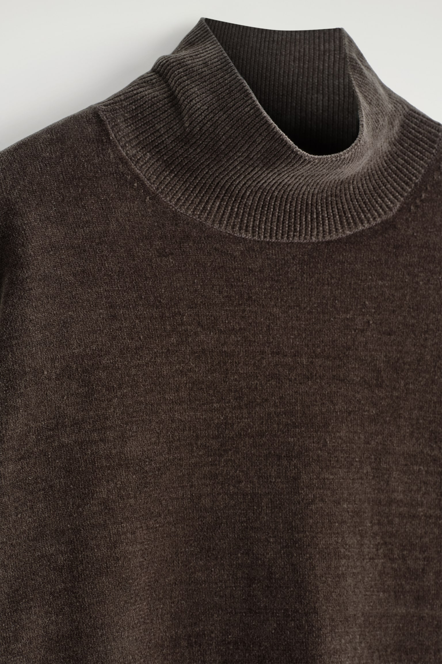 CHENILLE FUNNEL-NECK JUMPER - HNĚDÁ/CAMEL - 7